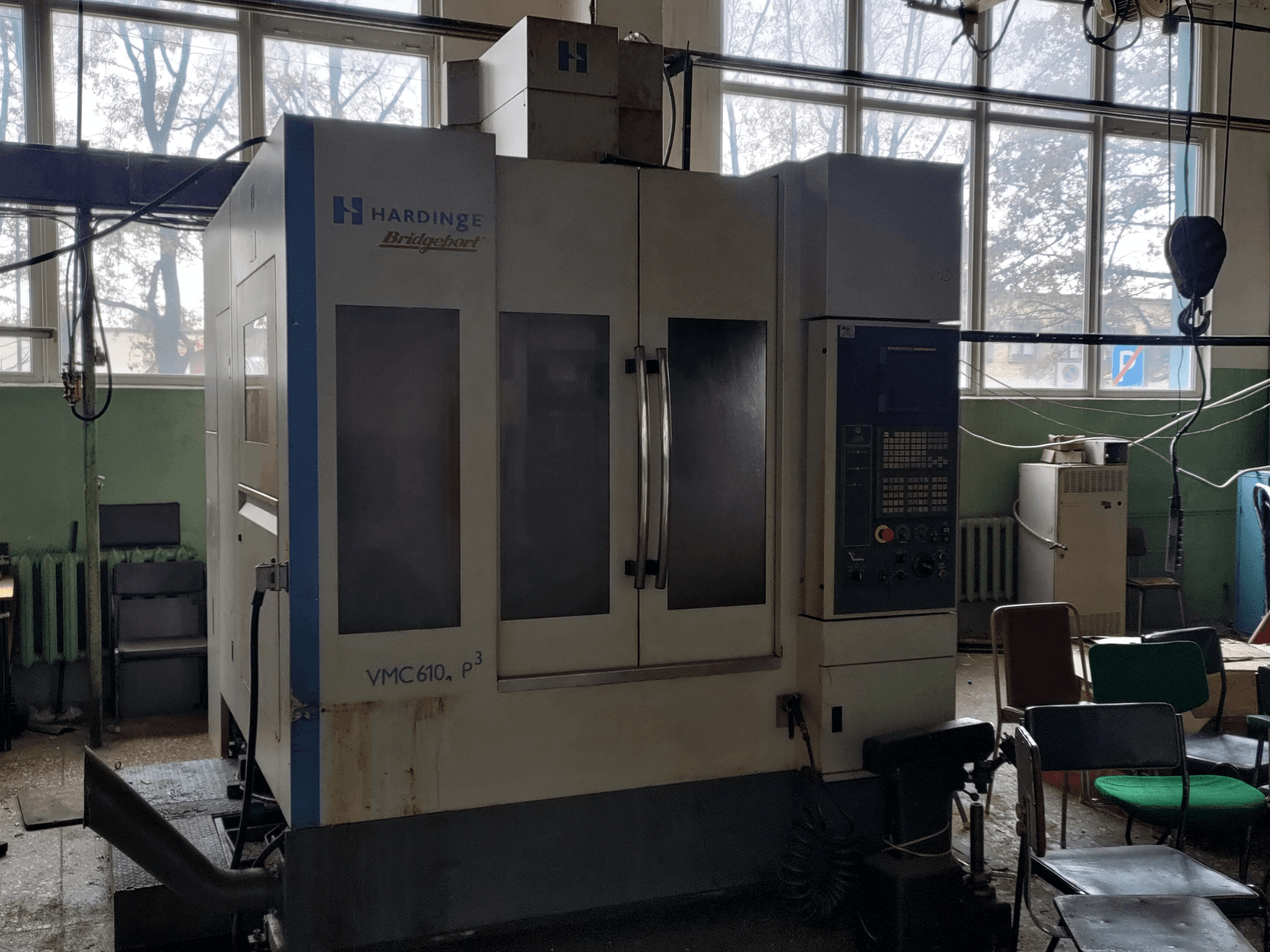 Centre d'usinage vertical Bridgeport VMC-610 XP3 vu de face, mettant en évidence le panneau de commande et les grandes portes vitrées.