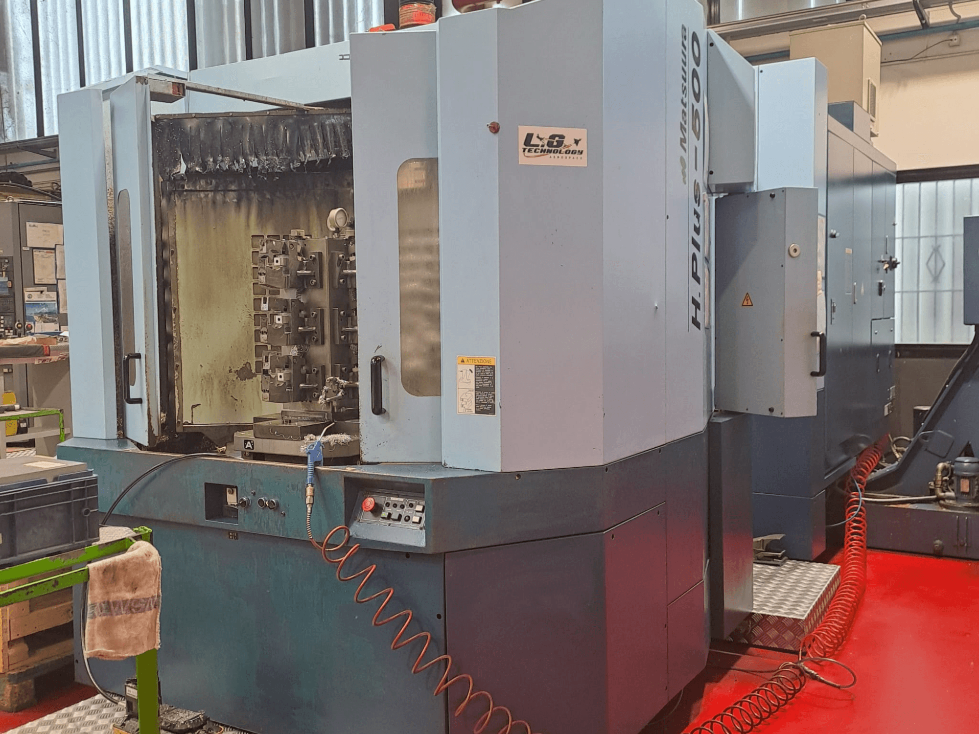 Centre d'usinage horizontal Matsuura H.PLUS-500, vue latérale, montrant les commandes et la broche avec des signes d'usure visibles.
