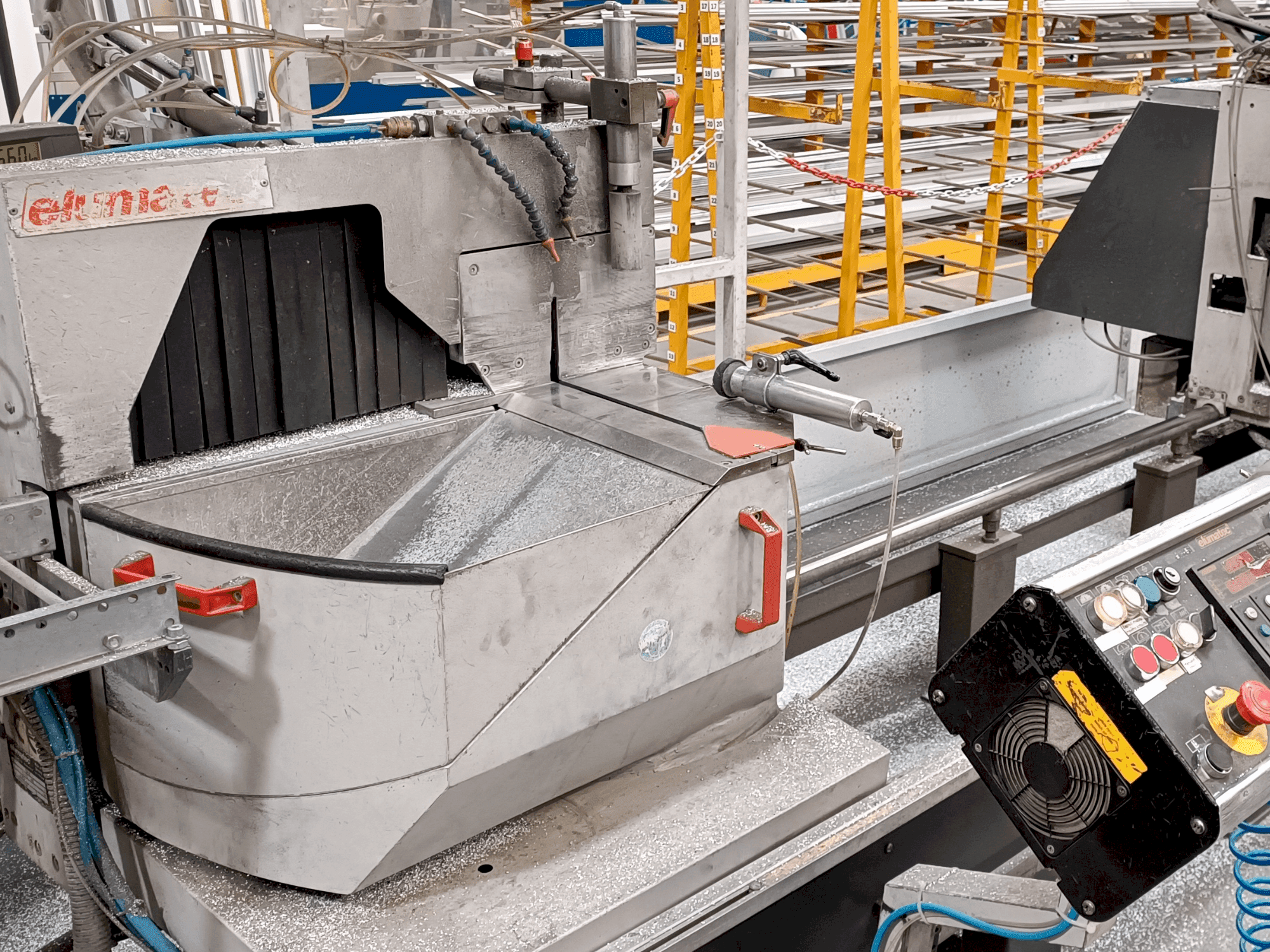 Vue de face de la machine Elumatec DG 104/02 E255