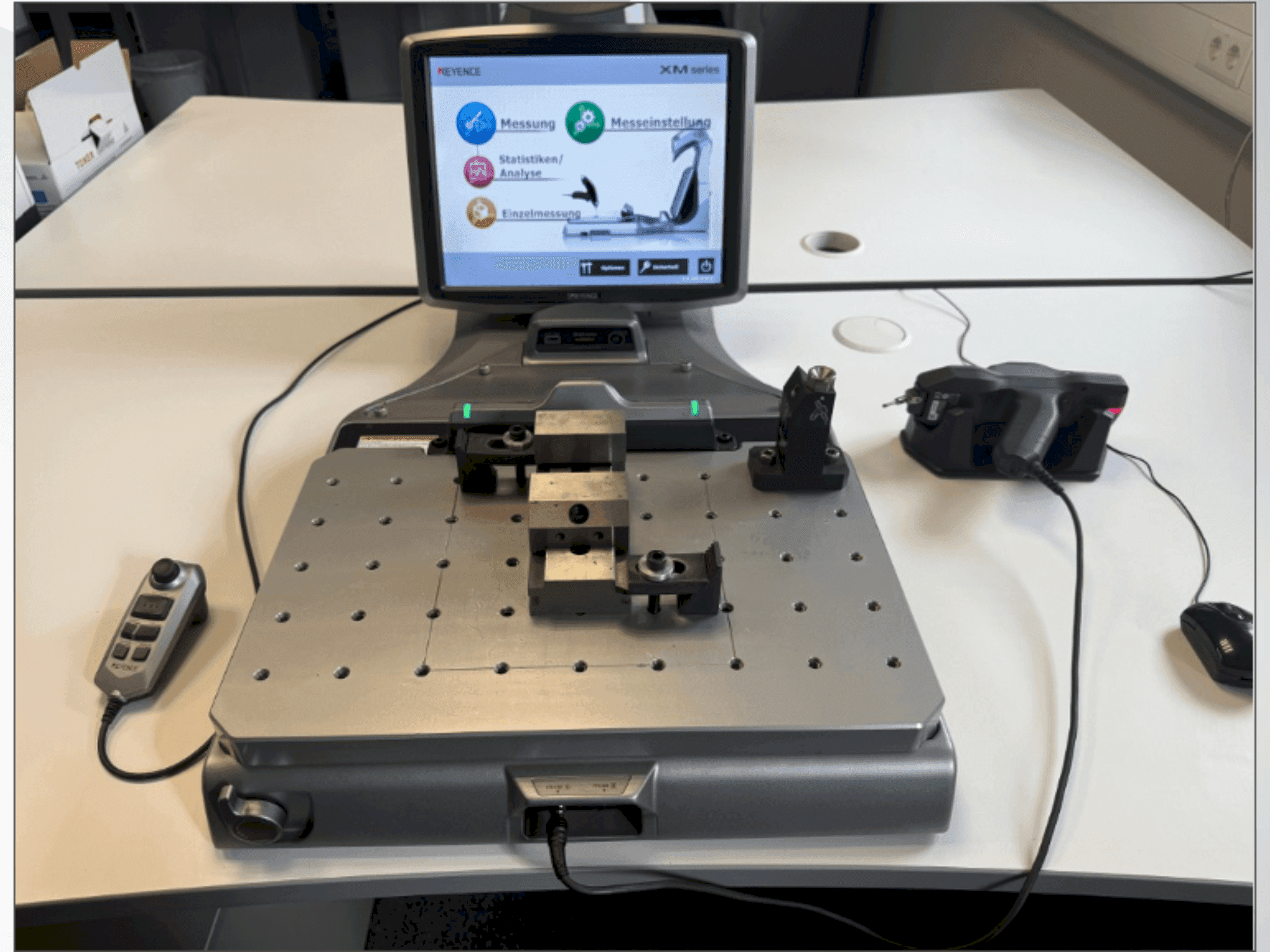 Vue de face de la machine KEYENCE XM-1200