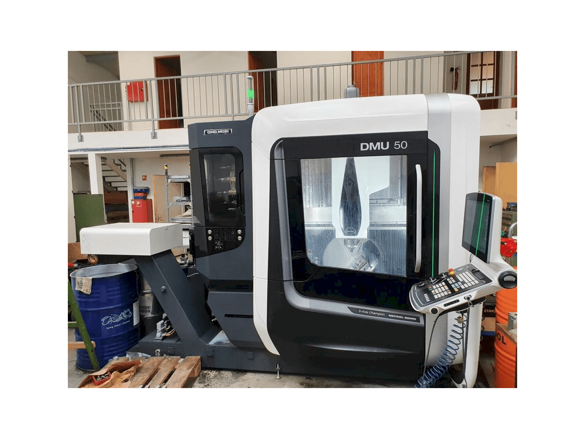 Vue de face de la machine DMG MORI DMU 50