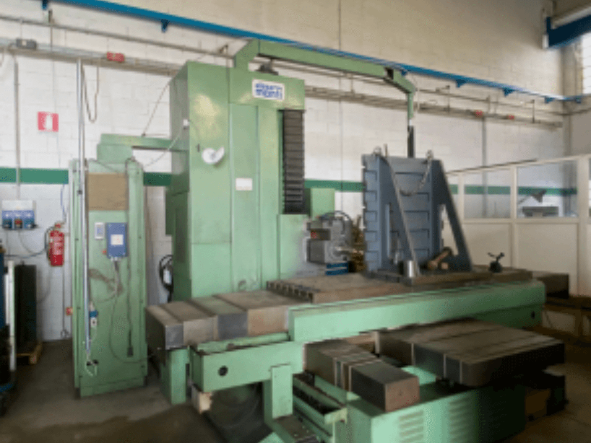 Centre d'usinage horizontal Alesa Monti MAF45 dans un atelier, vue latérale montrant le panneau de commande et la grande table de travail.