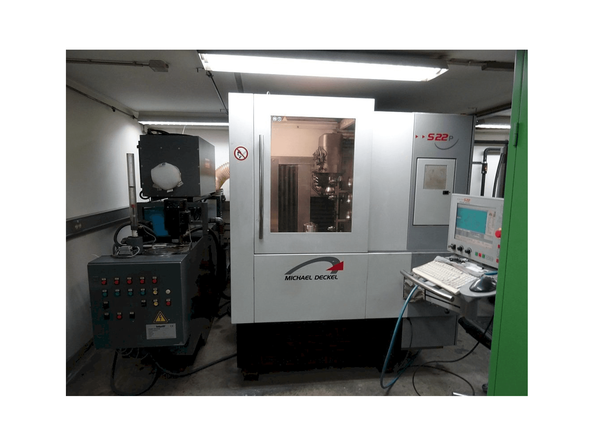 Vue de face de la machine Michael Deckel S22 P