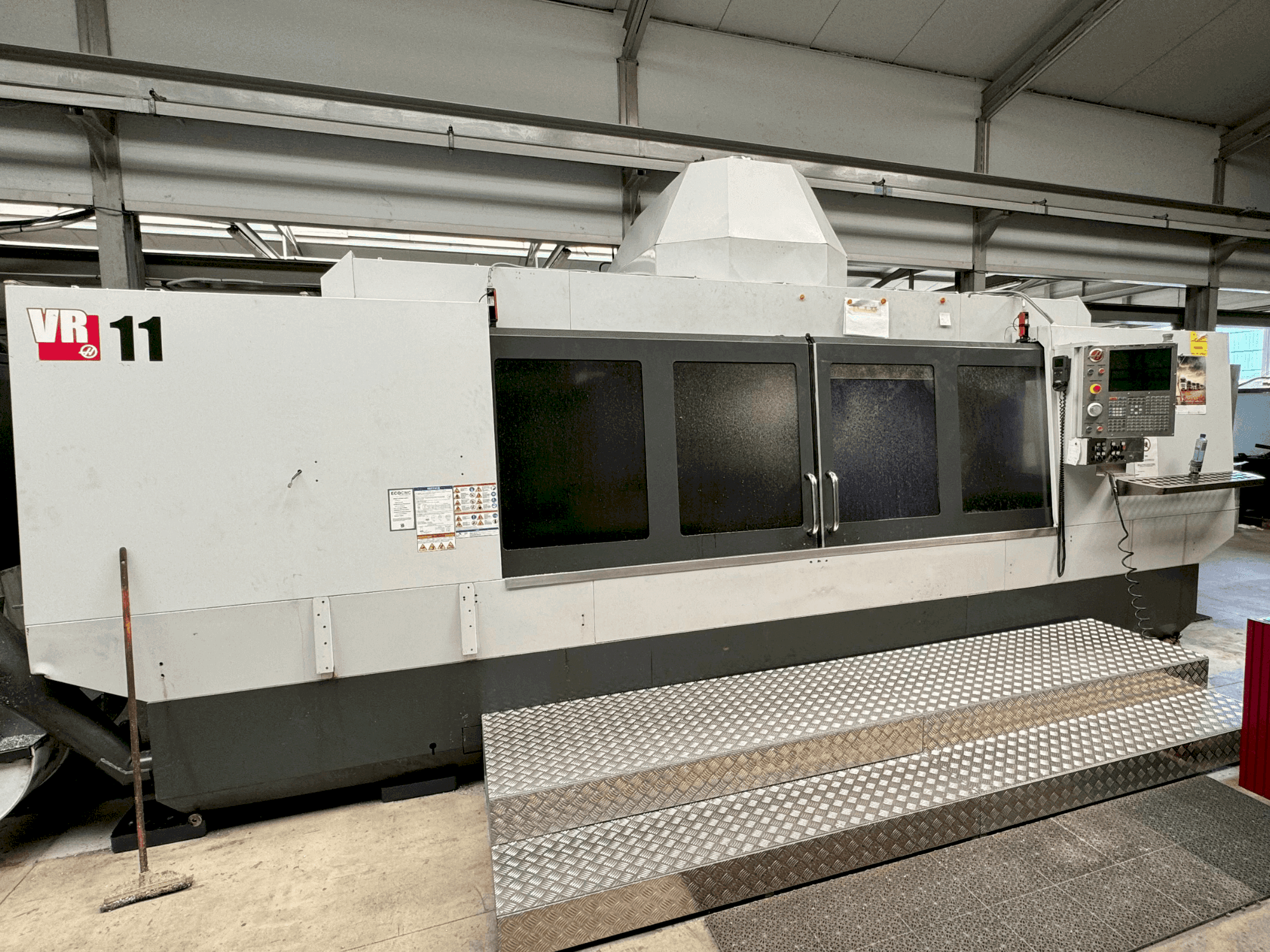 Vue de face de la machine HAAS VR-11