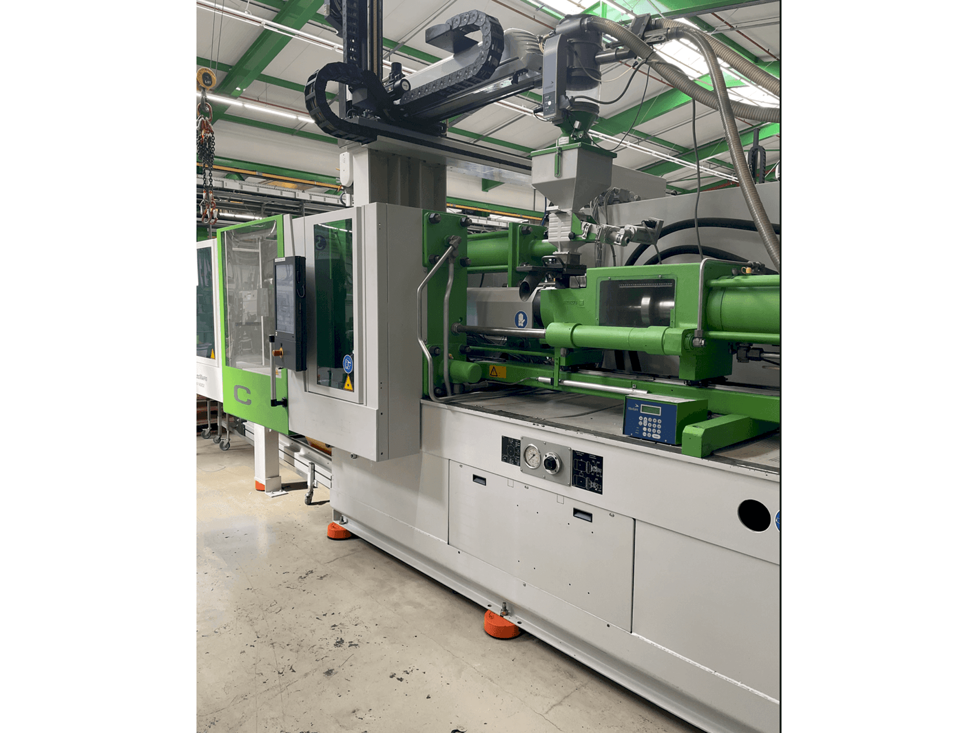 Vue de face de la machine Krauss Maffei KM 200-1400CM