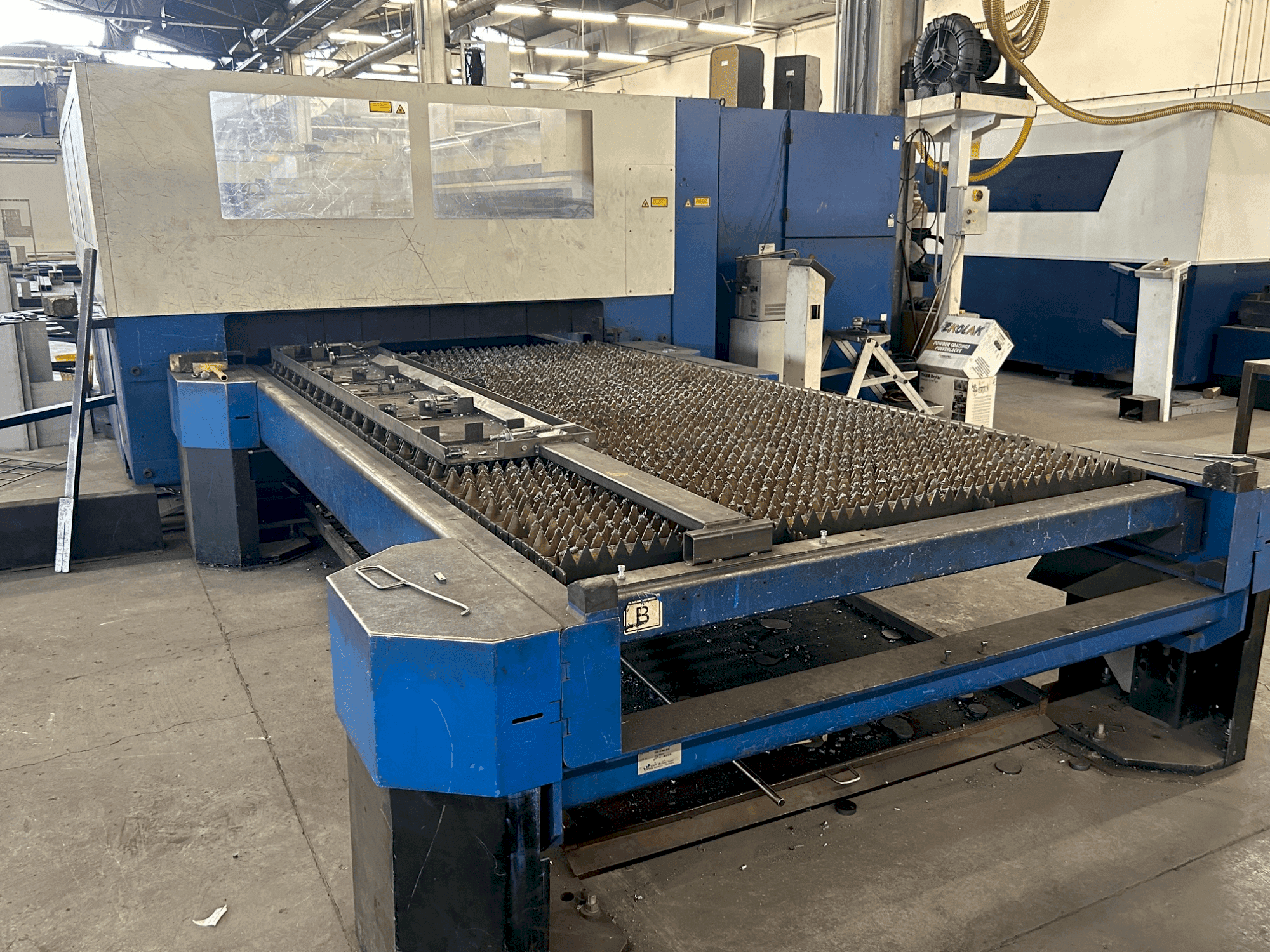 Vue de face de la machine TRUMPF trulaser 3030 (2007)