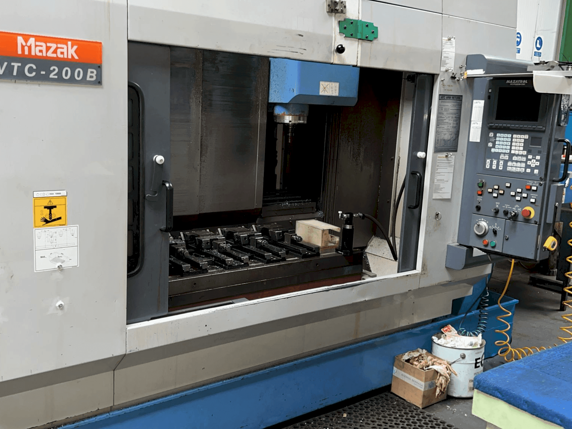 Vue de face de la machine Mazak VTC 200B
