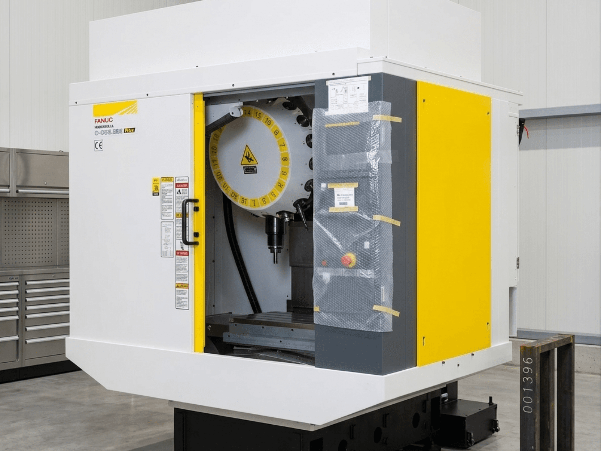 Centre d'usinage vertical FANUC Robodrill D21MIB 5ADV Plus, vue de face montrant le panneau de commande et la zone de la broche.