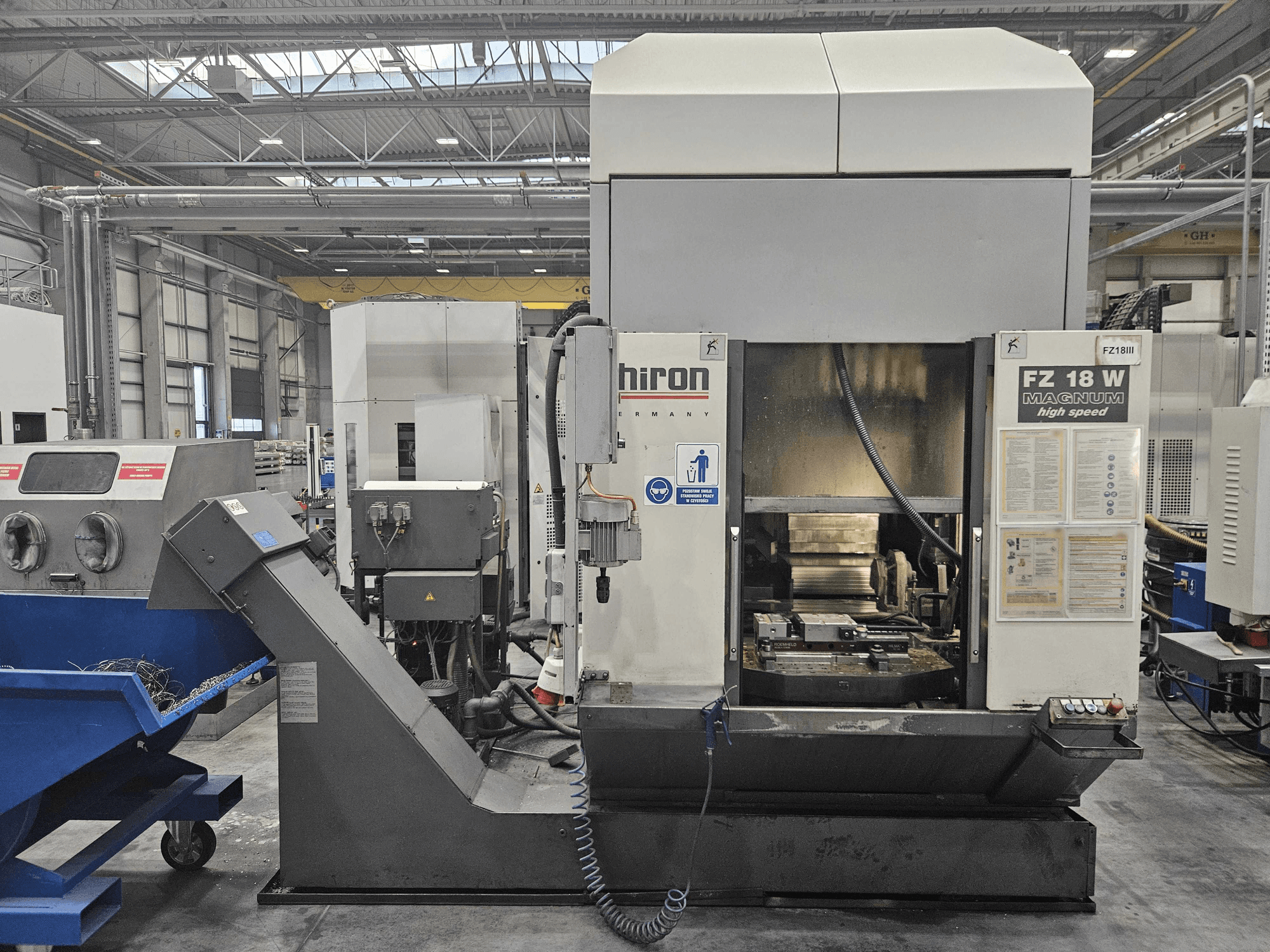 Machine Hiron FZ 18 W Magnum, vue de face, montrant le panneau de commande, la broche et la goulotte d'évacuation des déchets.