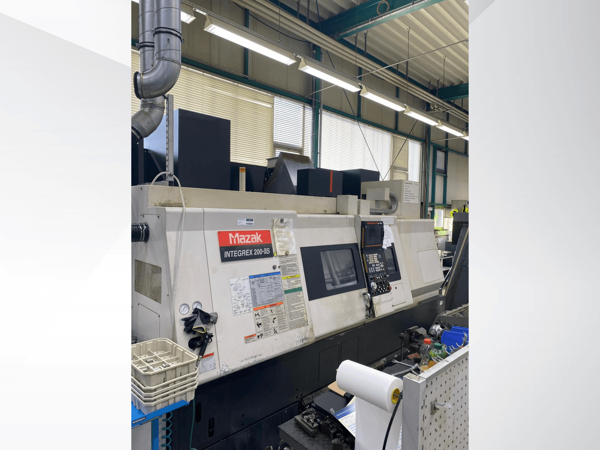 Centre de tournage-fraisage Mazak INTEGREX 200 III S, vue de profil, montrant le panneau de commande, les jauges et les outils de l'espace de travail.