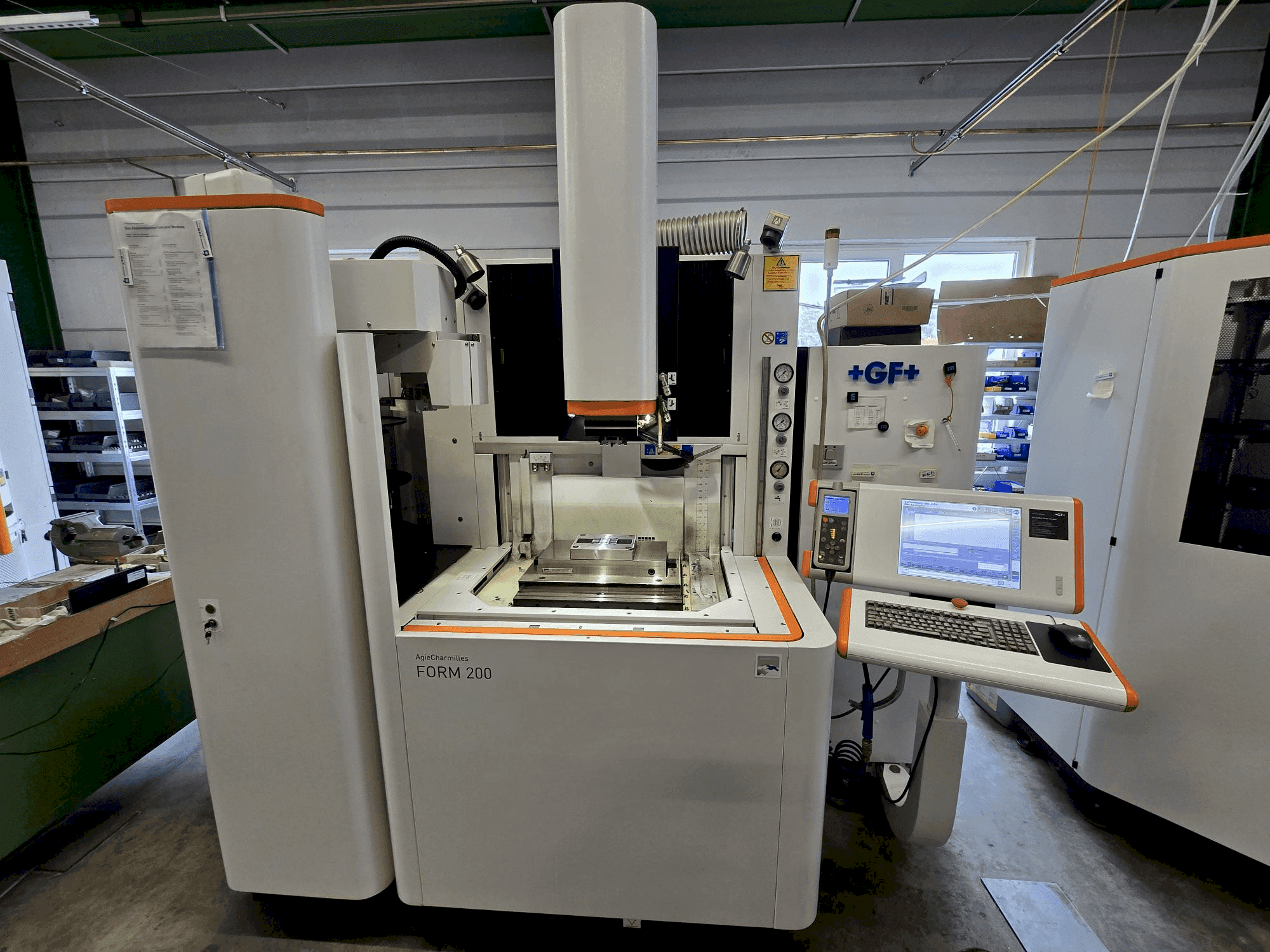 Vue de face de la machine AgieCharmilles FORM 200