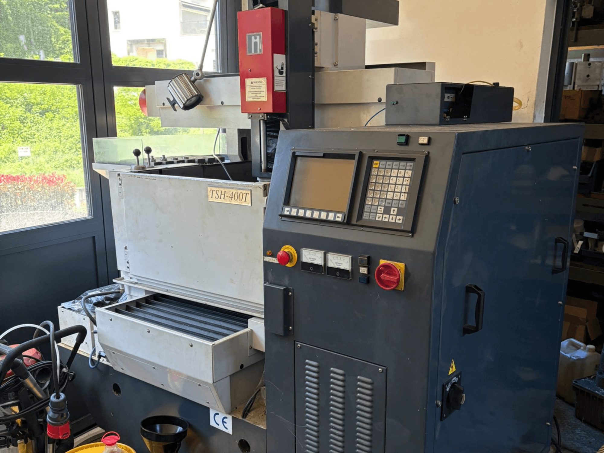 Vue de dessus de la machine d'électroérosion par enfonçage TOPEDM TSH-400T, montrant le panneau de commande et la zone de travail. Convient aux tâches de précision.