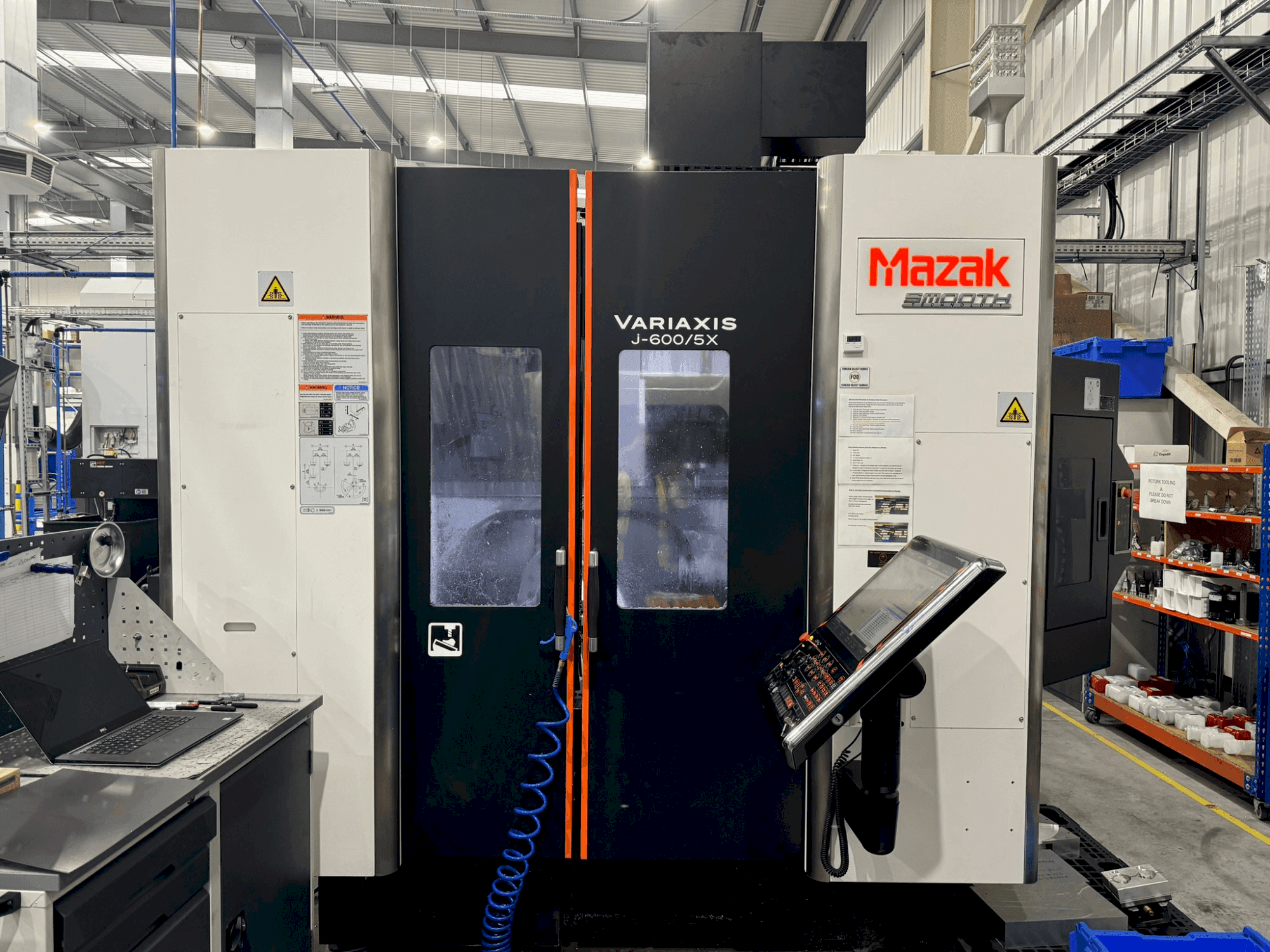 Vue de face de la machine Mazak Variaxis J-600