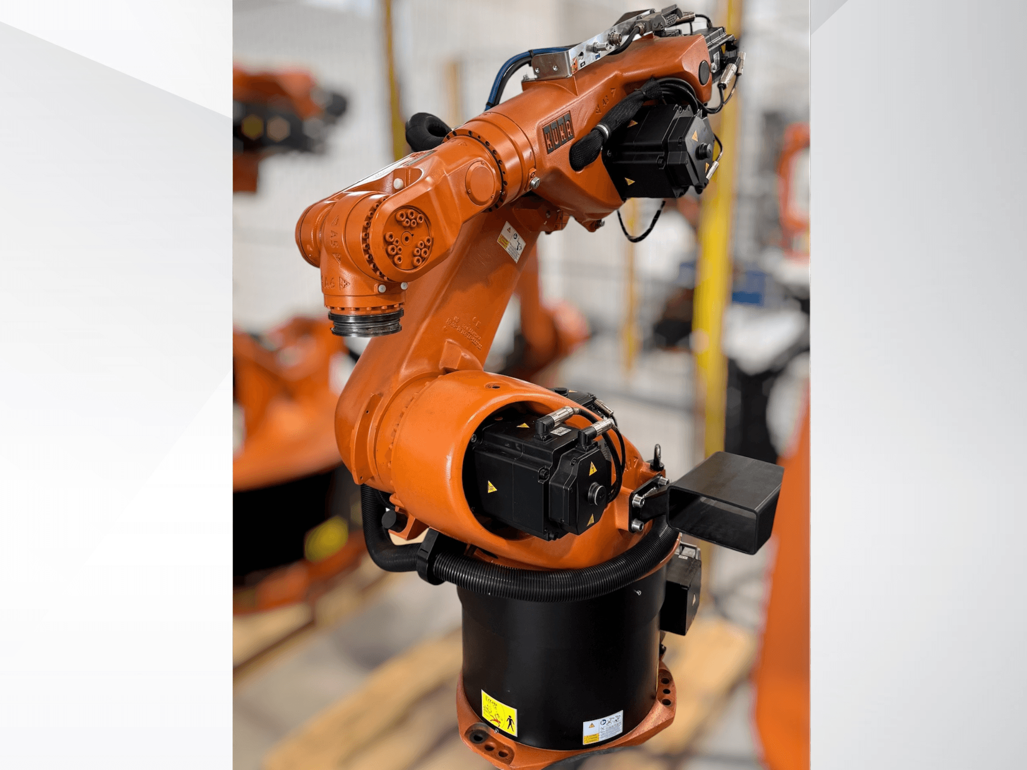 Bras robotique KUKA KR 60-3 en orange ; vue latérale montrant la base, les articulations et les modules de commande pour les tâches d'automatisation.