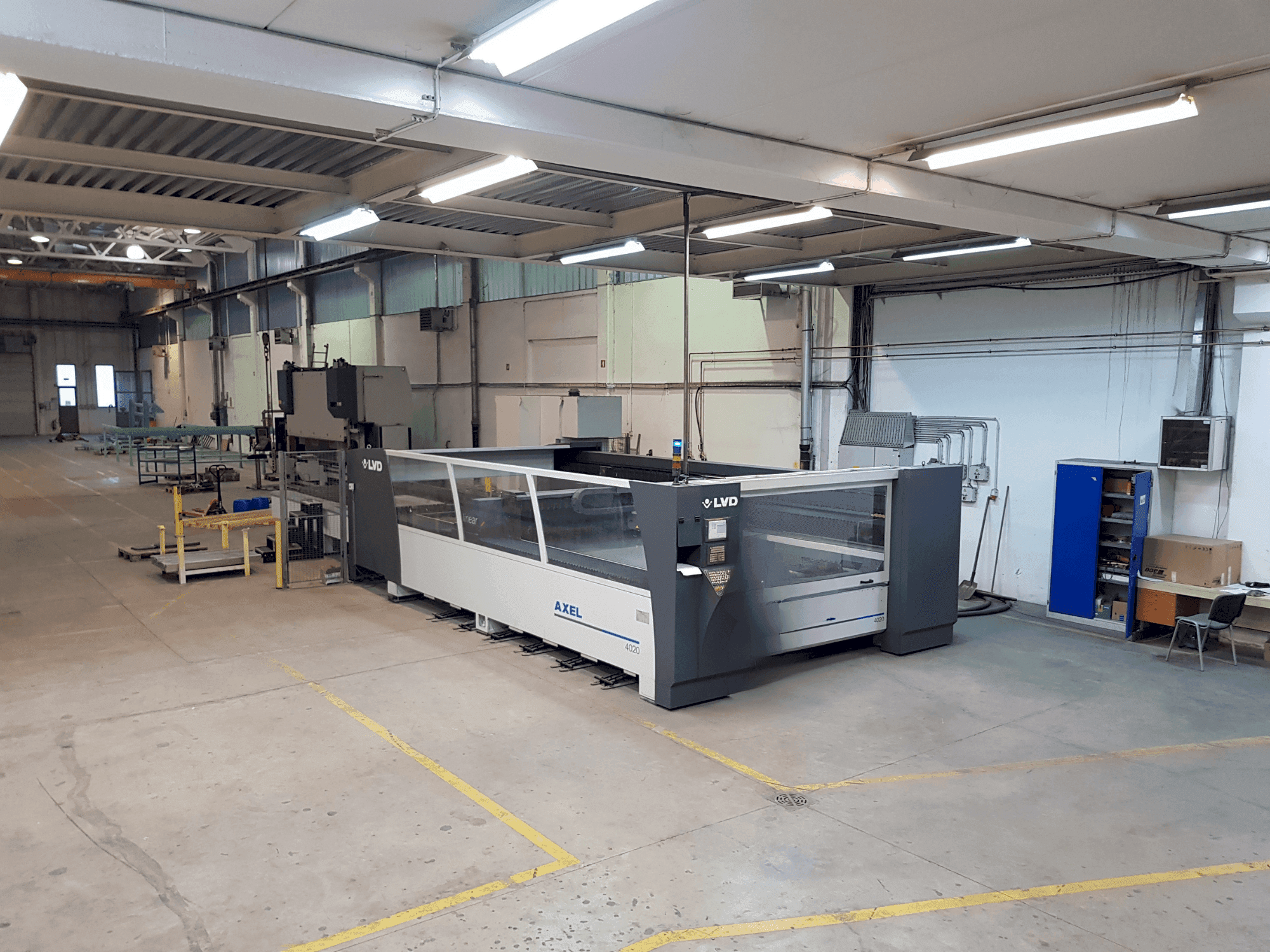 Vue de face de la machine LVD Axel 4020