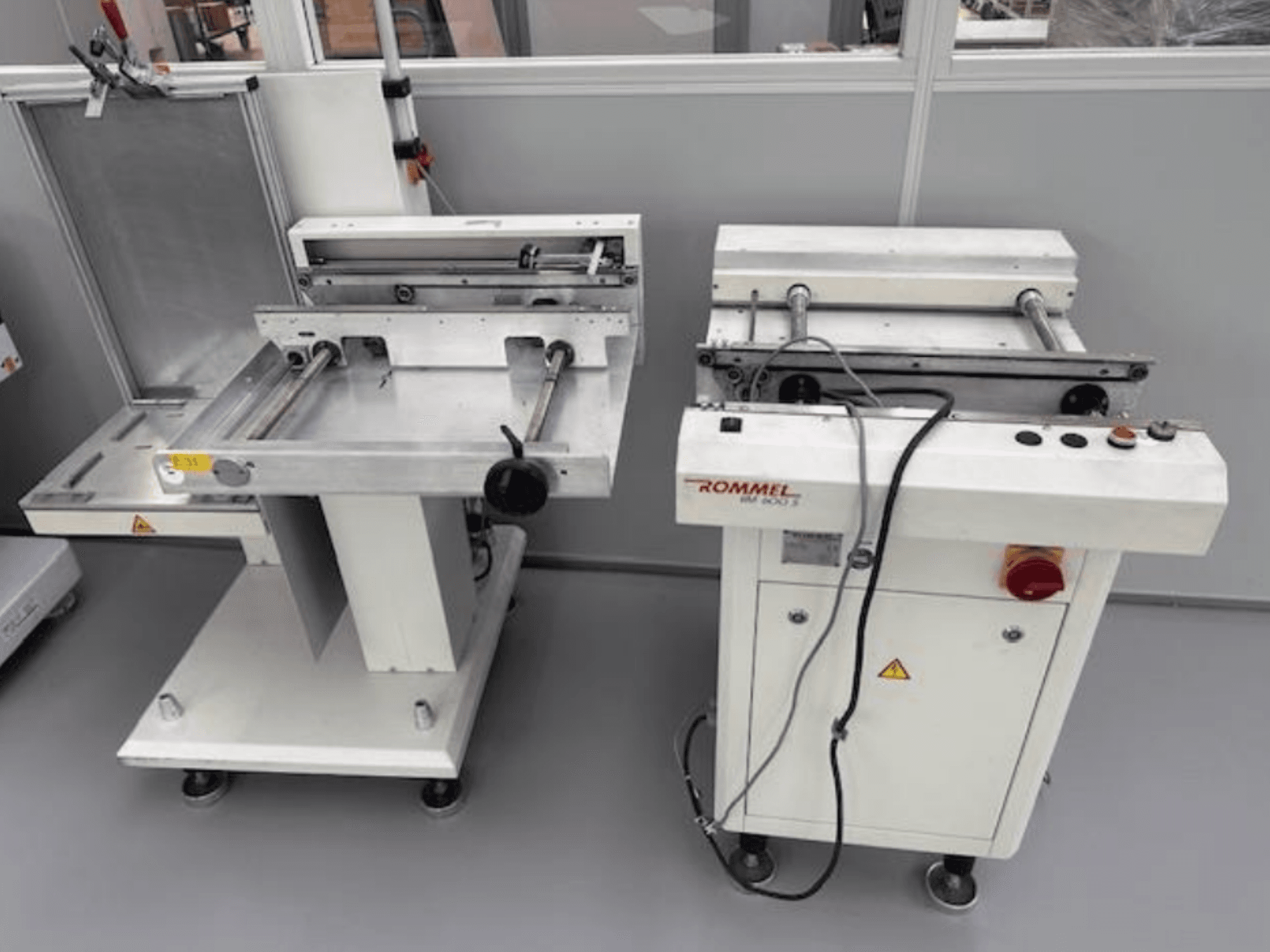 Étiqueteuse Rommel HM 5033, vue de face ; panneau de commande, rouleaux et surfaces en acier inoxydable.