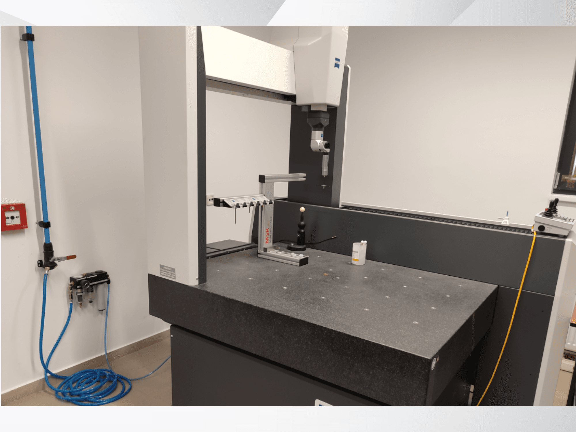 Dispositif de mesure MSR dans un laboratoire, vue de face montrant une table en granit, une sphère d'étalonnage et des utilitaires connectés.