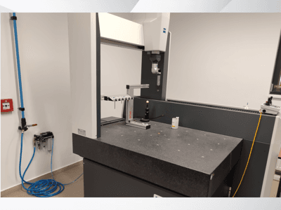 Dispositif de mesure MSR dans un laboratoire, vue de face montrant une table en granit, une sphère d'étalonnage et des utilitaires connectés.