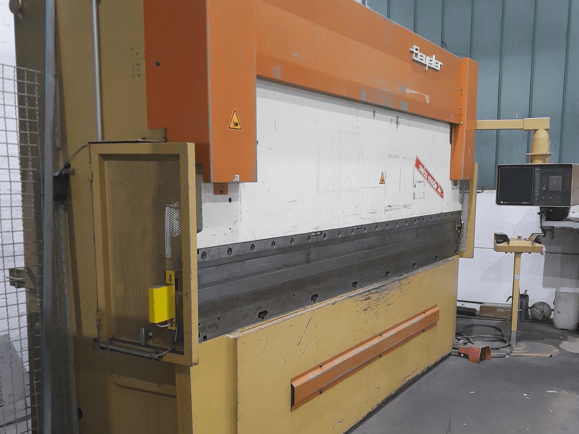 Presse plieuse BEYELER RT125x3600 vue de côté, avec panneau de commande et protecteur de sécurité, idéale pour les travaux de pliage des métaux.