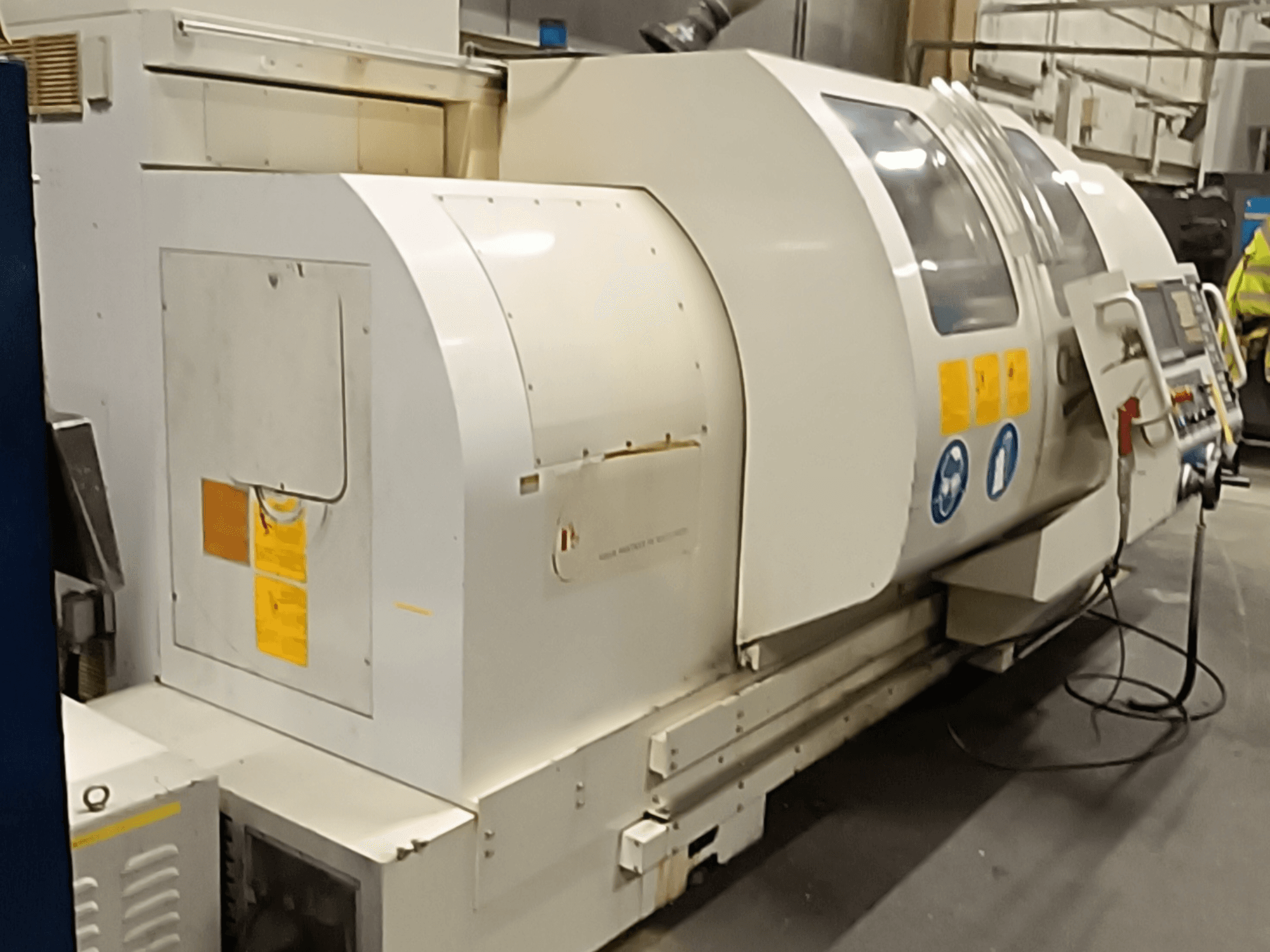 Tour horizontal MONDIALE BNC-2260XL, vue latérale, avec panneau de commande et étiquettes de sécurité.