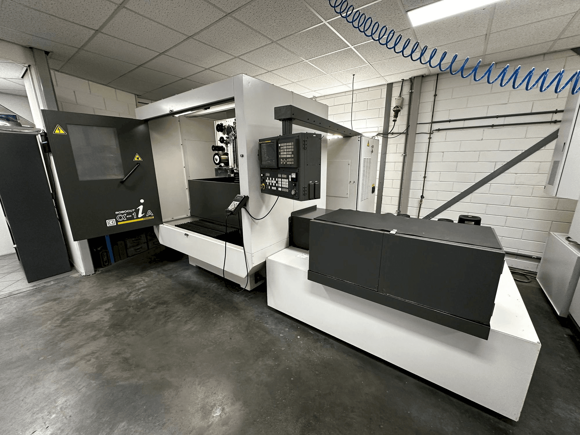 Vue de face de la machine FANUC Robocut α-1iA