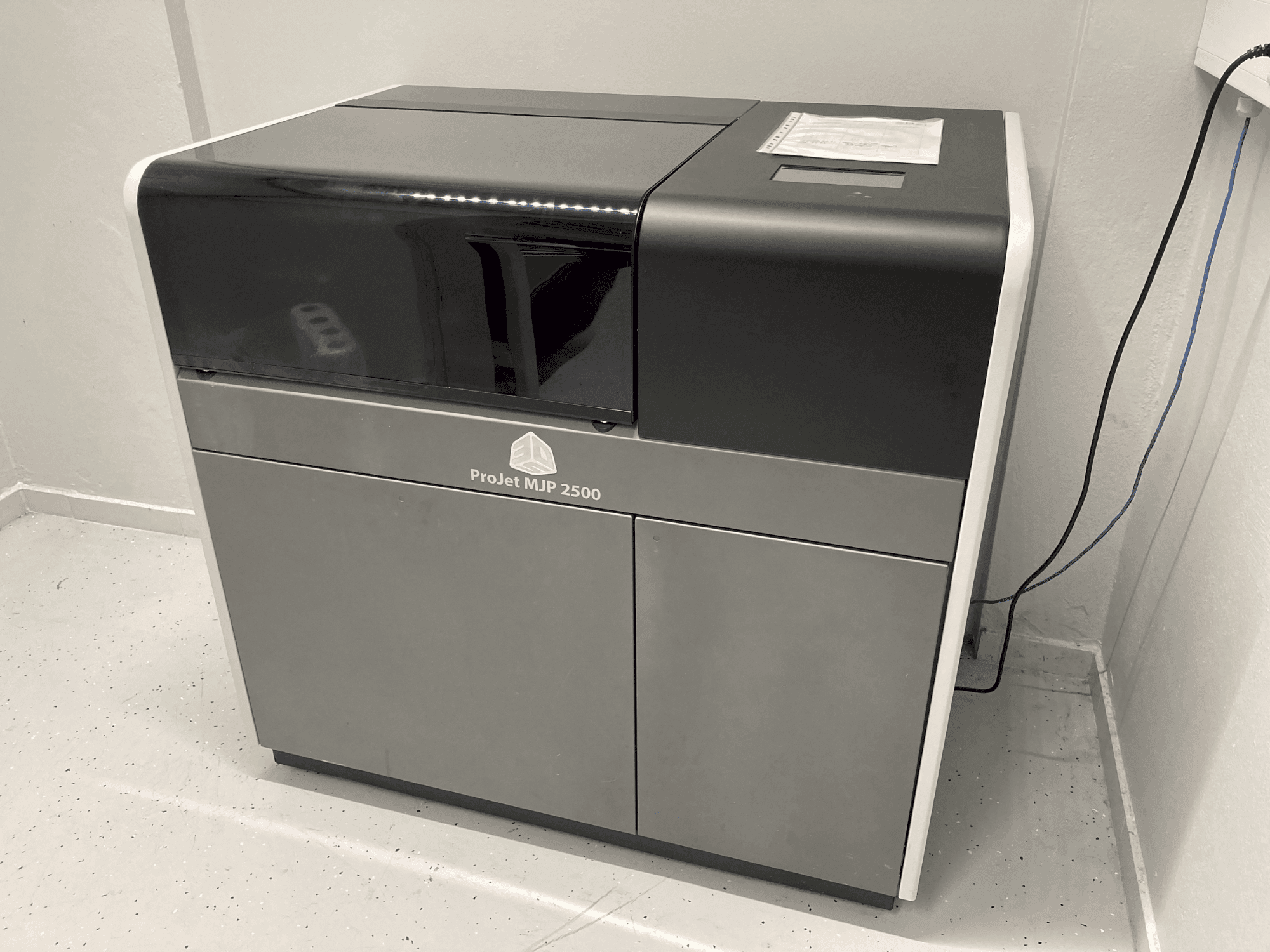 Vue de face de la machine 3DSYSTEMS Projet 2500 Plus