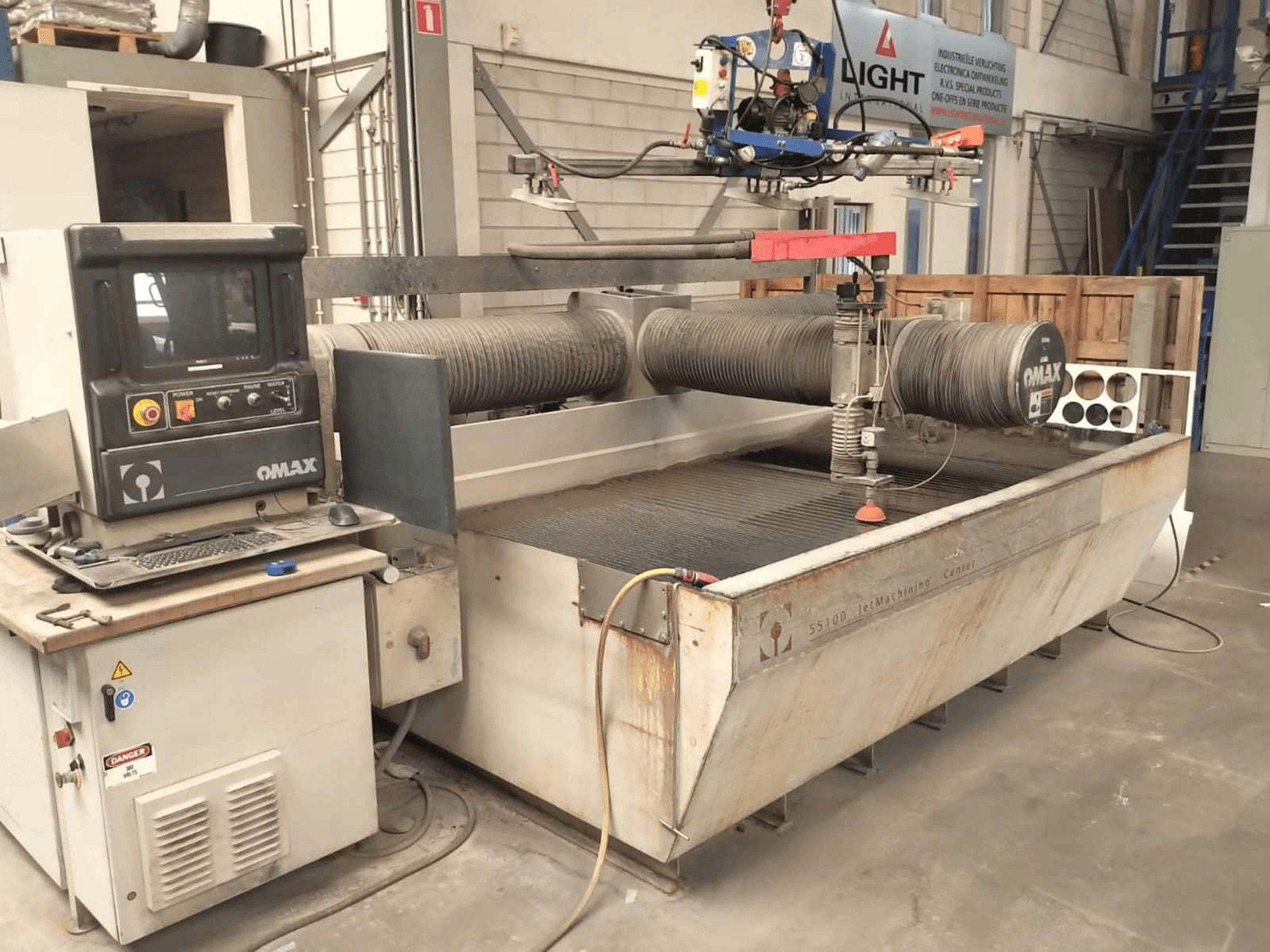 Vue de face de la machine OMAX 55100