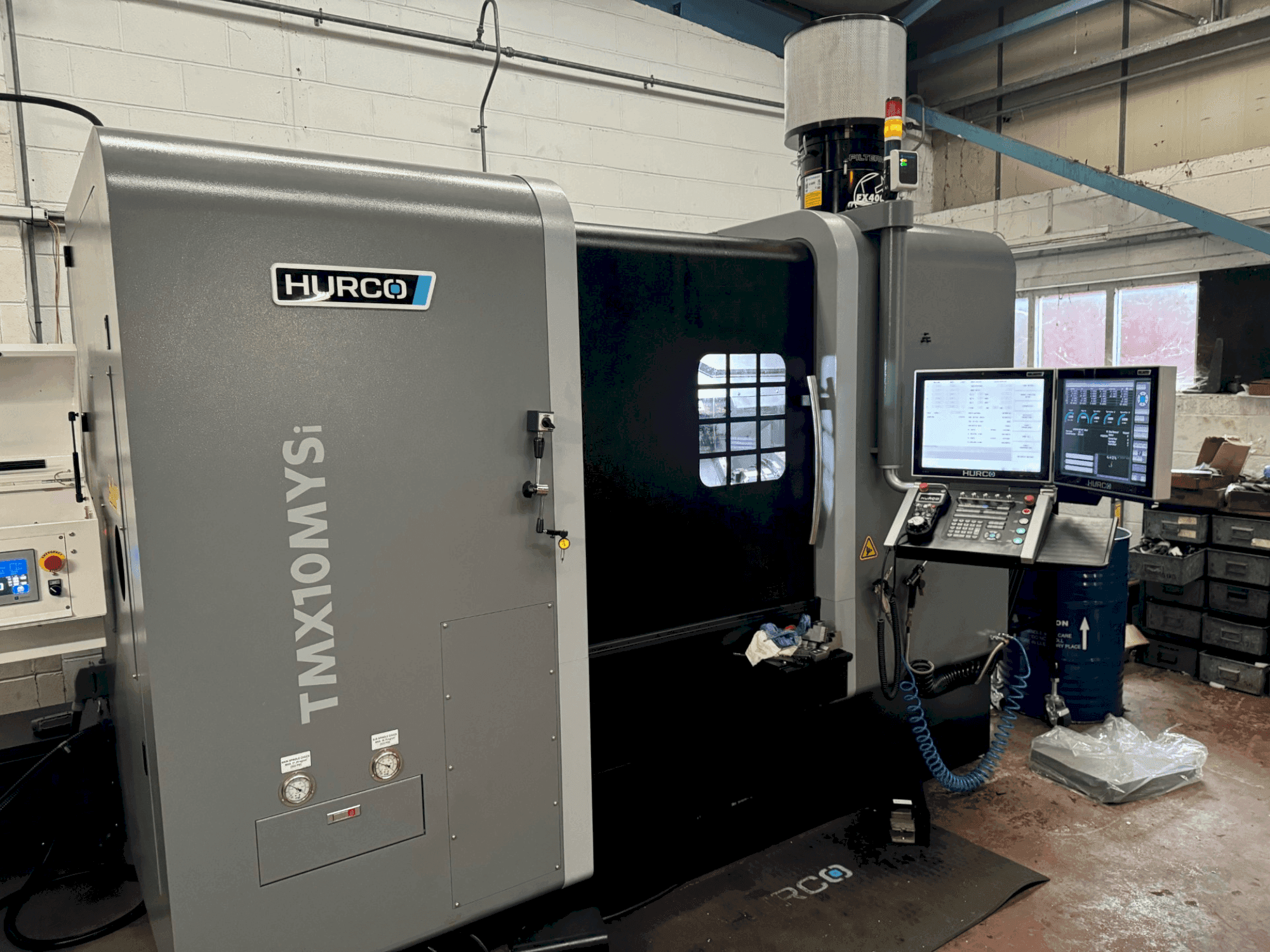 Vue de face de la machine Hurco TMX10-MYSi