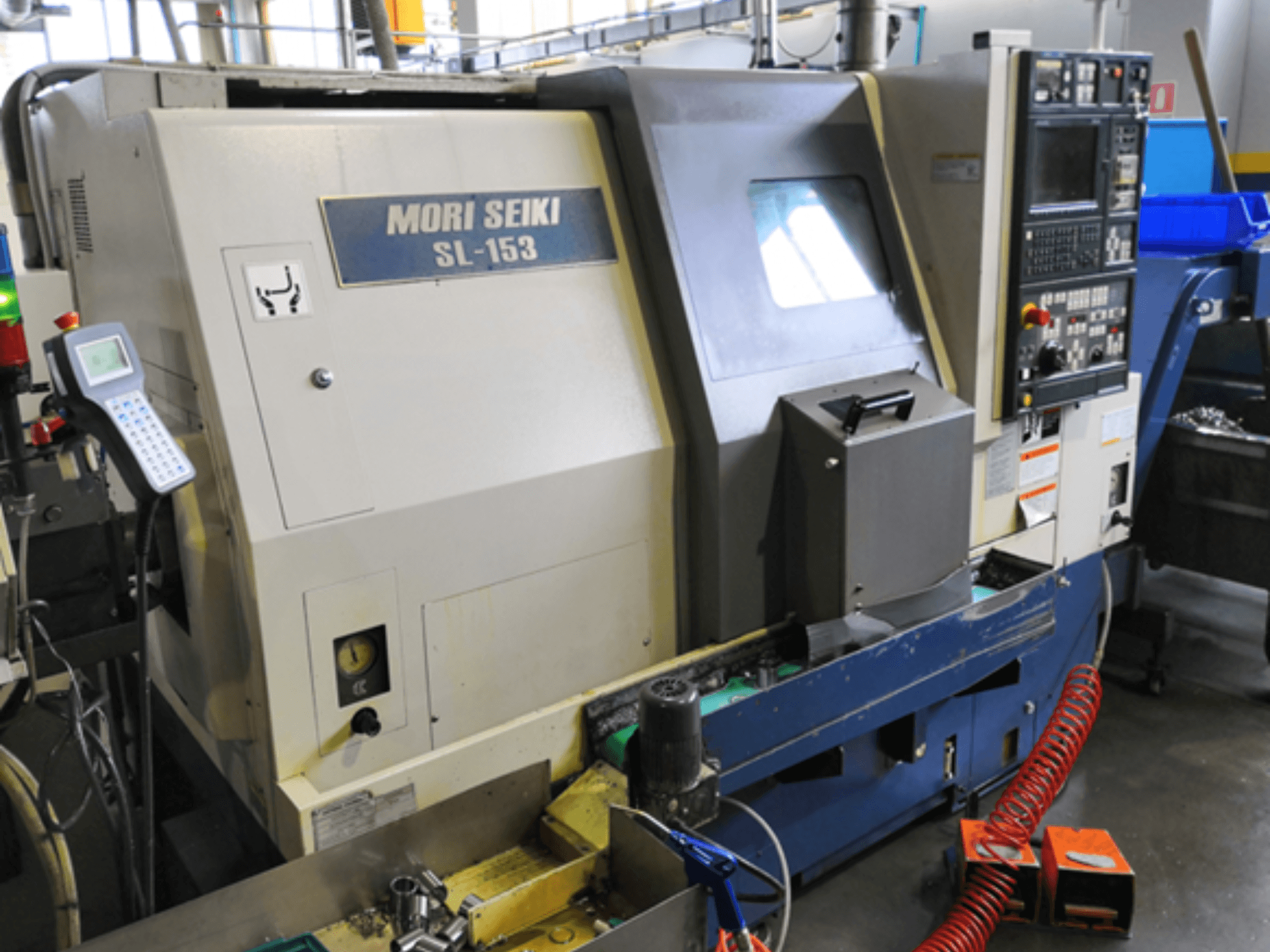 Tour horizontal MORI SEIKI SL-153 SMC, vue de face, présentant le panneau de commande et les caractéristiques d'utilisation.