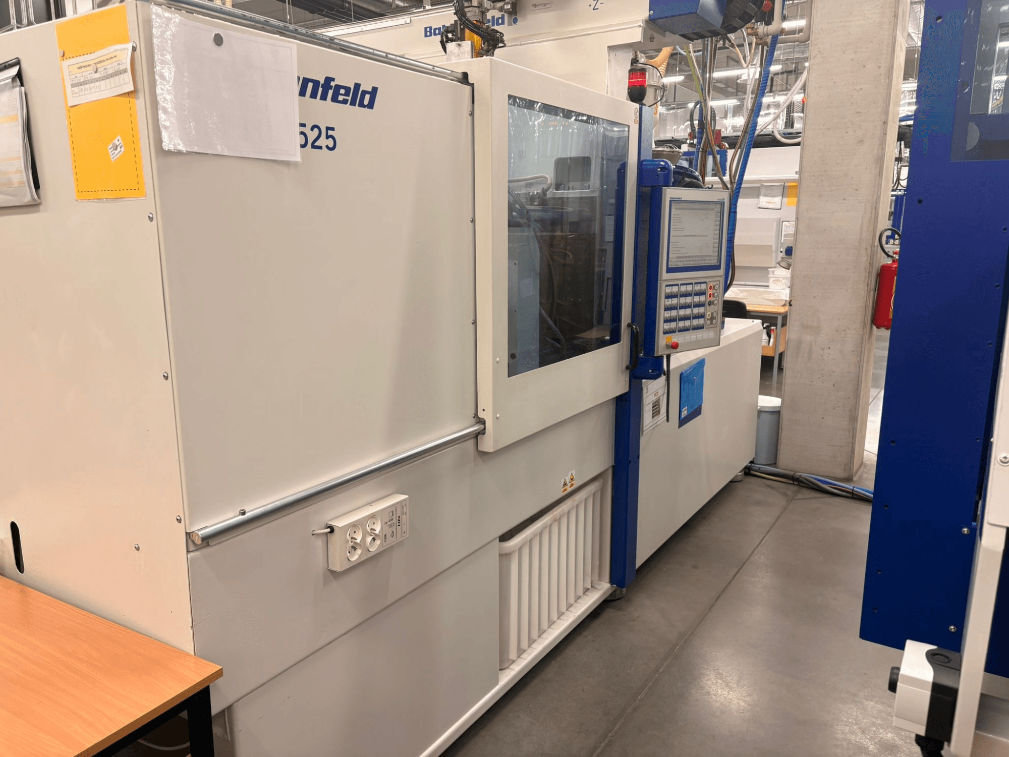 Machines Arburg, modèle 620S, vue de face montrant le panneau de commande et les ports d'alimentation en usine.