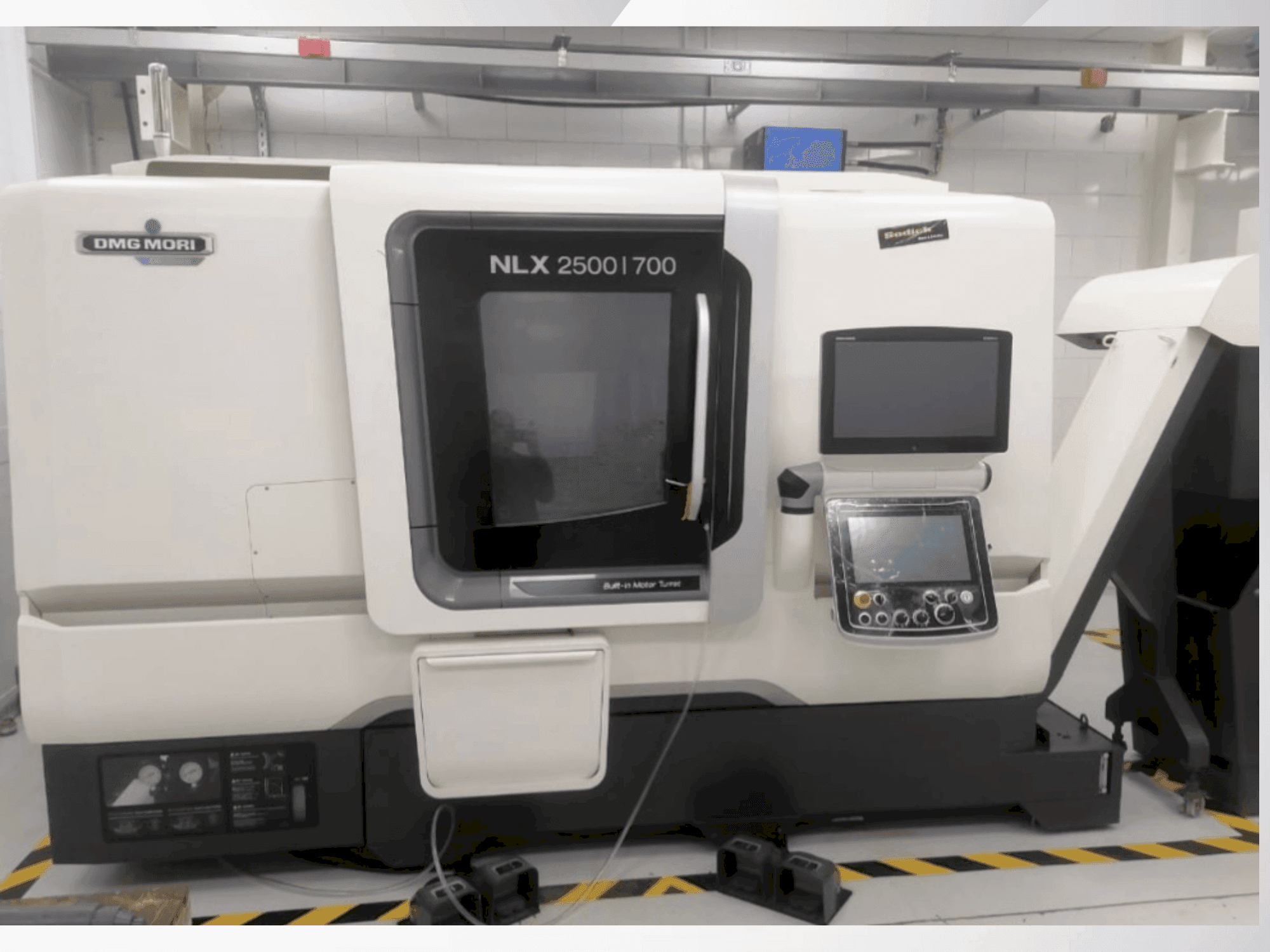 Vue de face de la machine DMG MORI NLX 2500/700