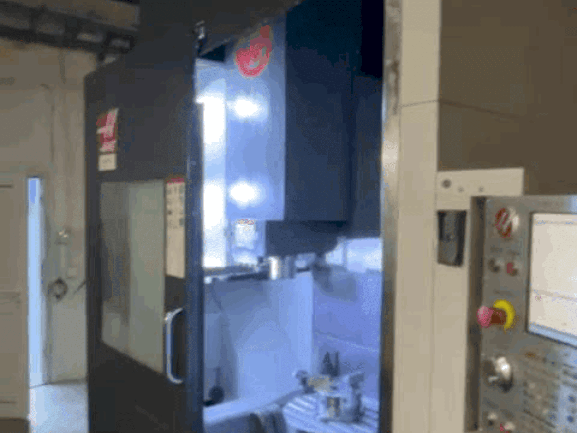 Vue de face de la machine HAAS UMC-750