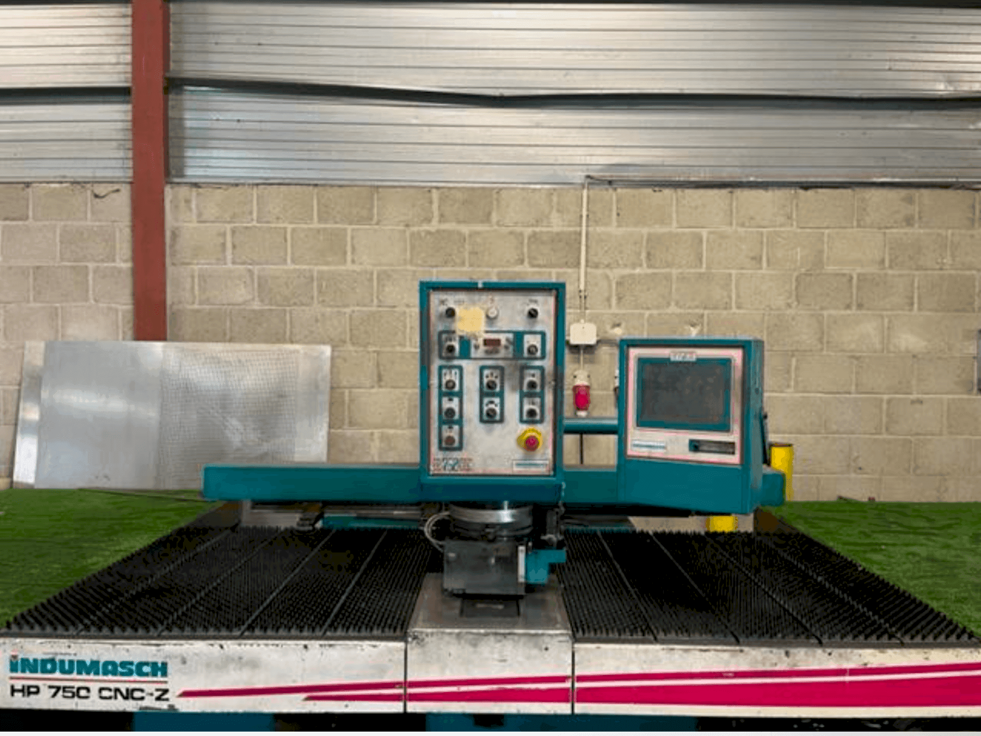 Vue de face de la machine Indumasch HP 750 CNC/Z