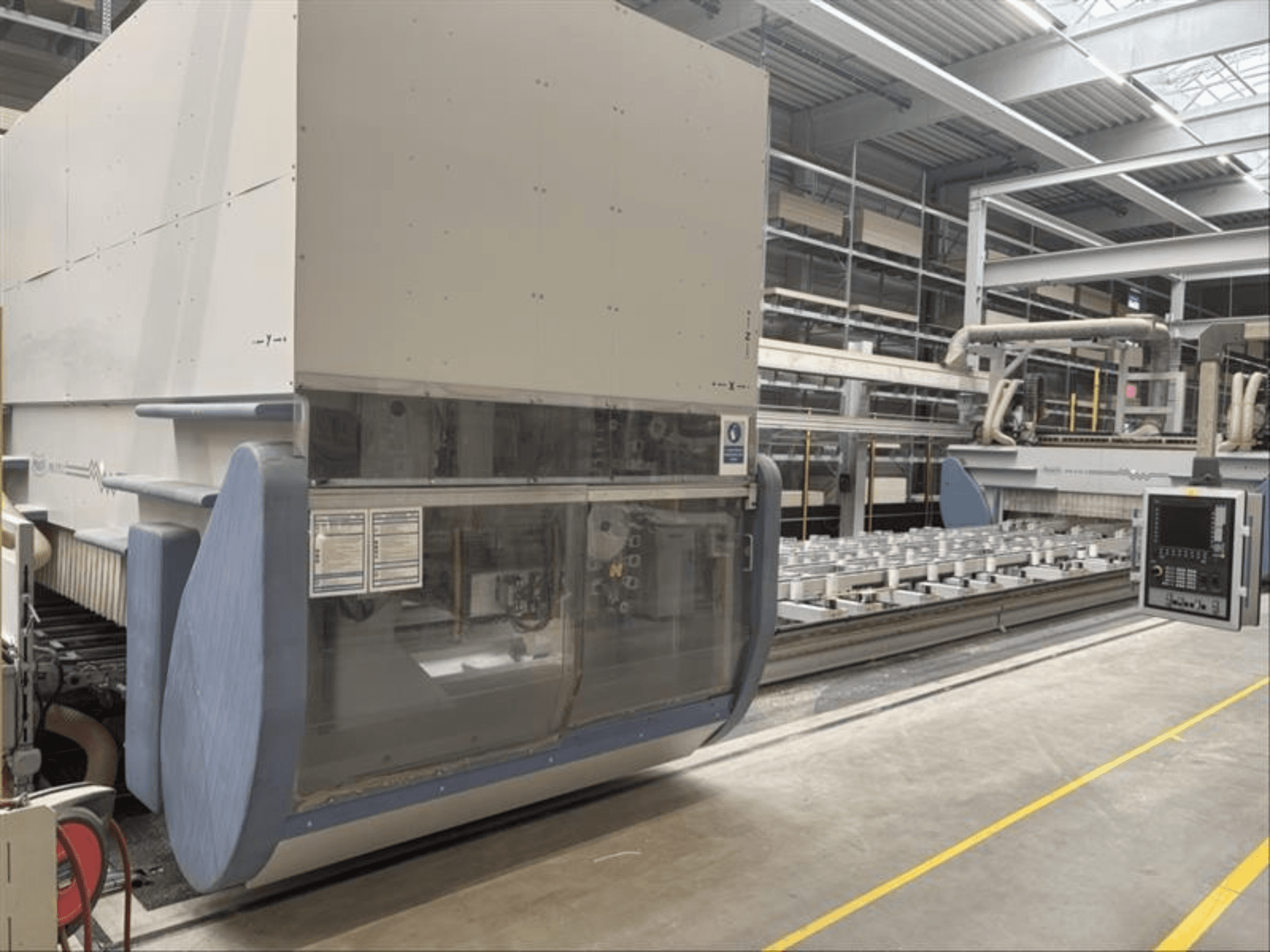 Centre d'usinage CNC MAKA PM 270 X, vue de face montrant le panneau de commande et les détails de la machine dans un environnement d'usine.