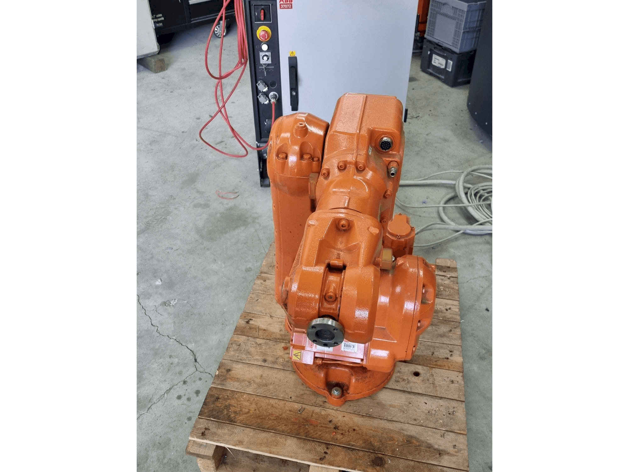 Vue de face de la machine ABB IRB140 - IRC5