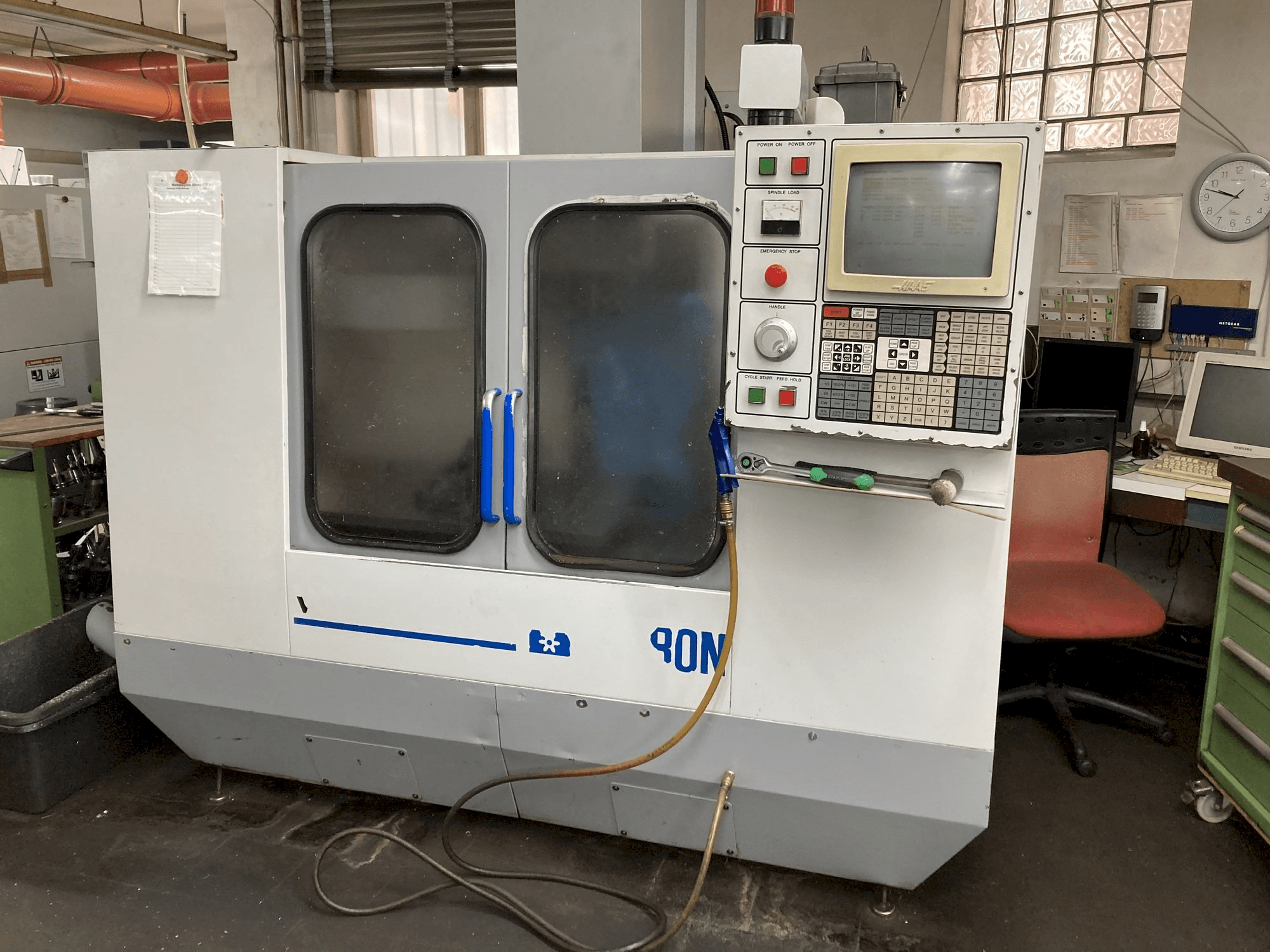 Vue de face de la machine MIKRON VCE750