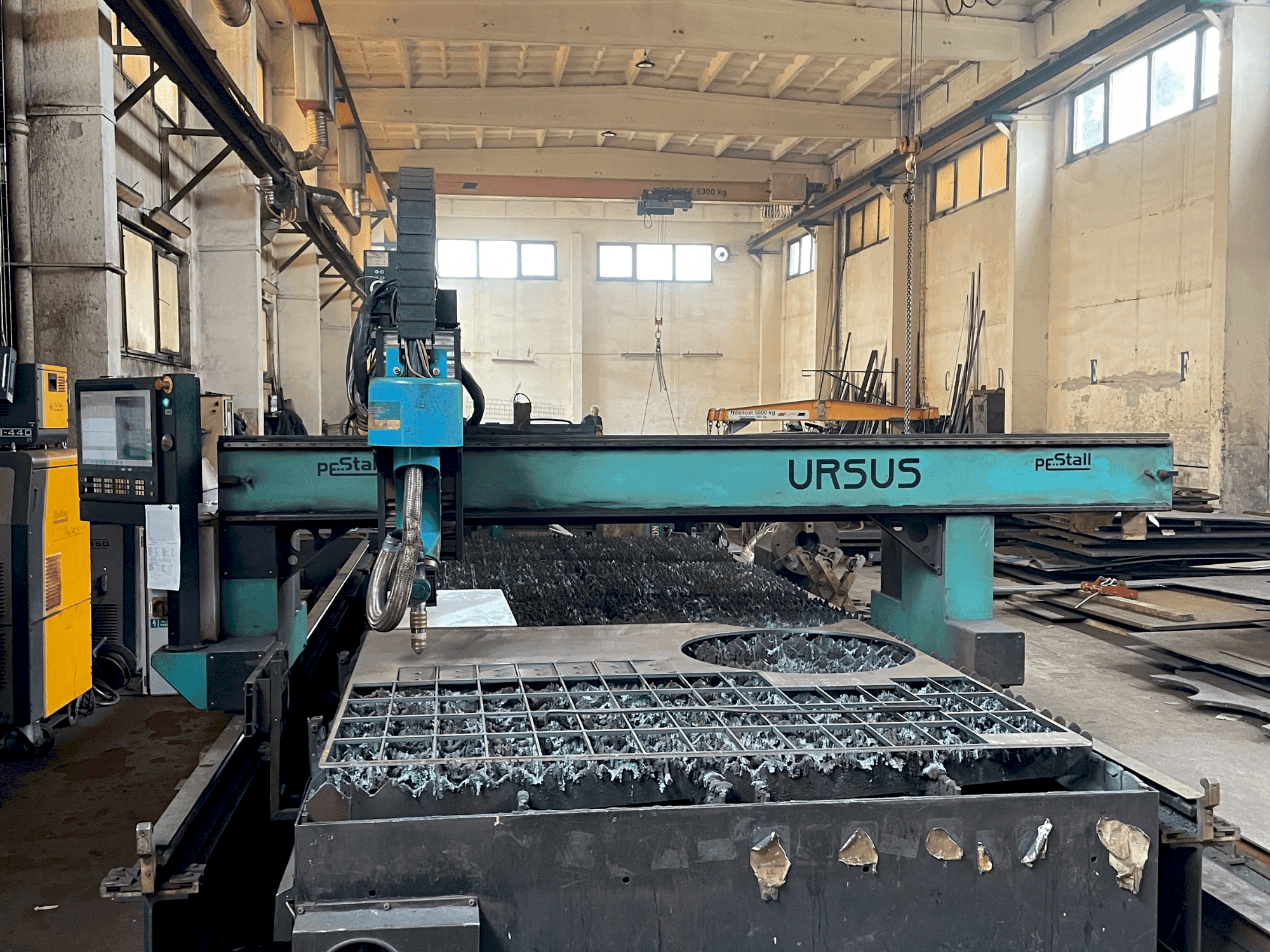Vue de face de la machine PESTALL Ursus