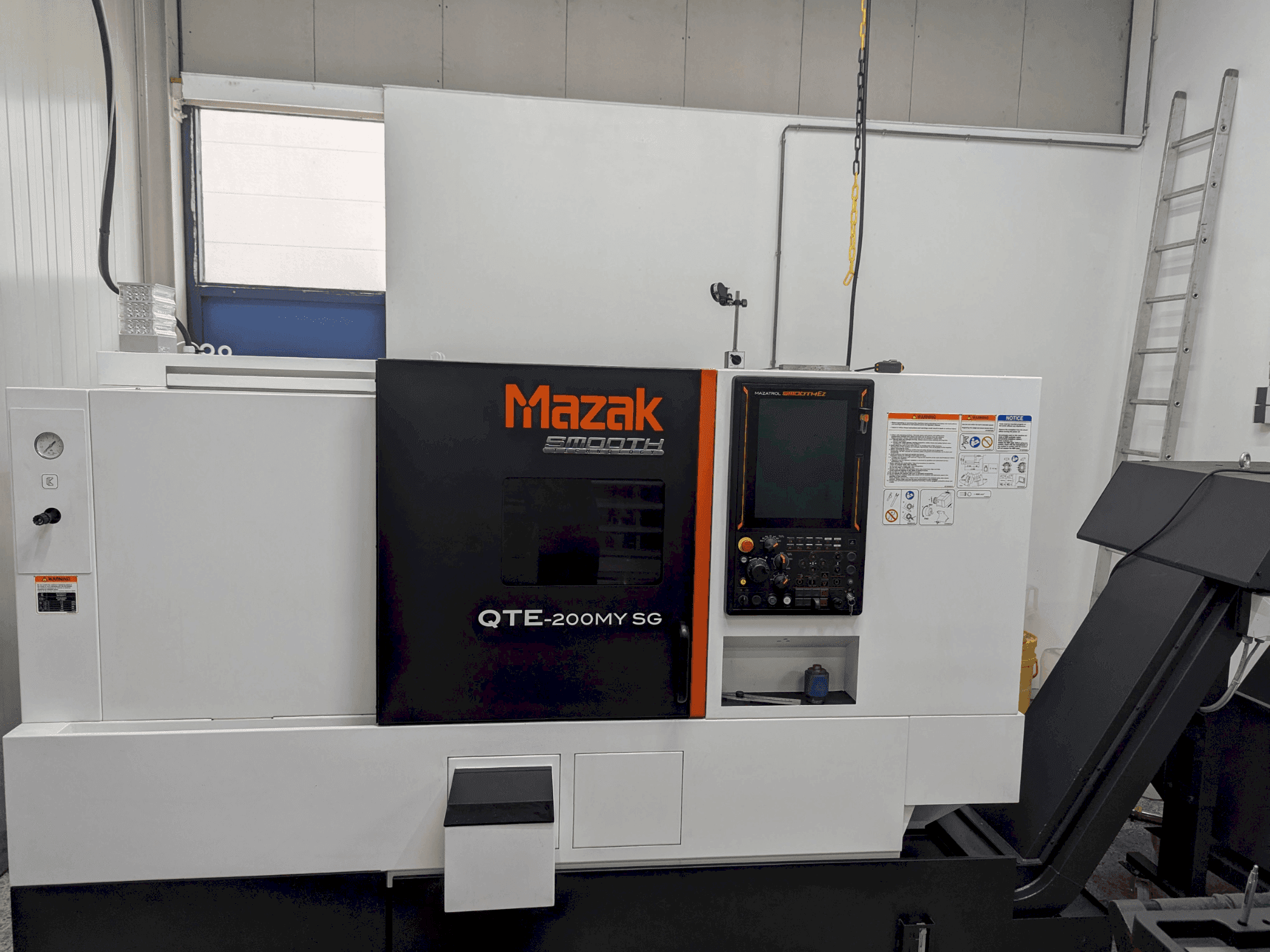 Vue de face de la machine Mazak QTE-200MY SG