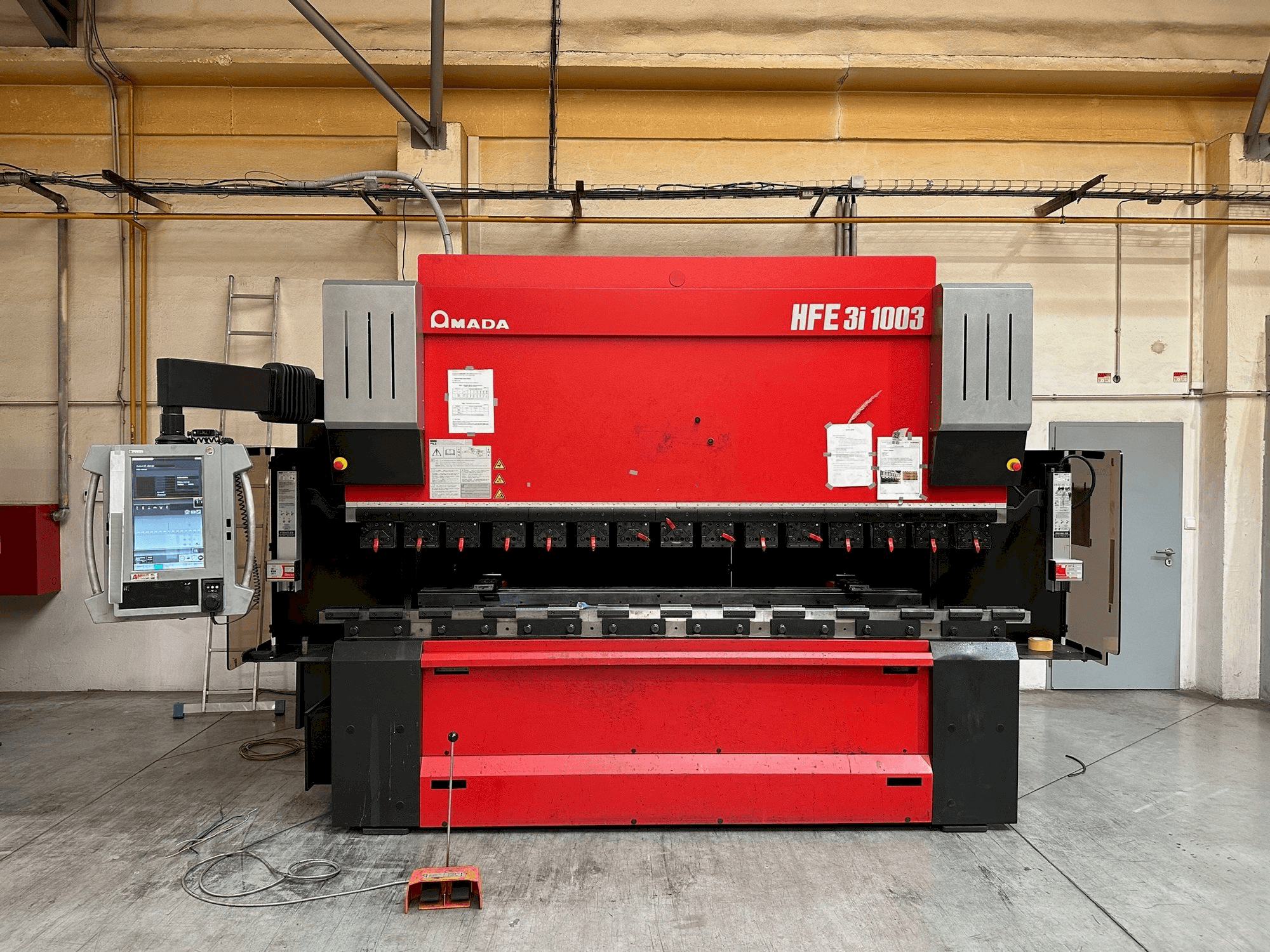 Vue de face de la machine AMADA HFE 3i 1003