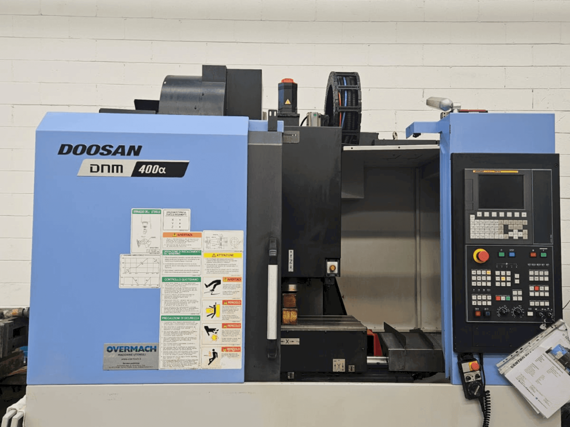 Vue de face de la machine DOOSAN DNM 400 alpha