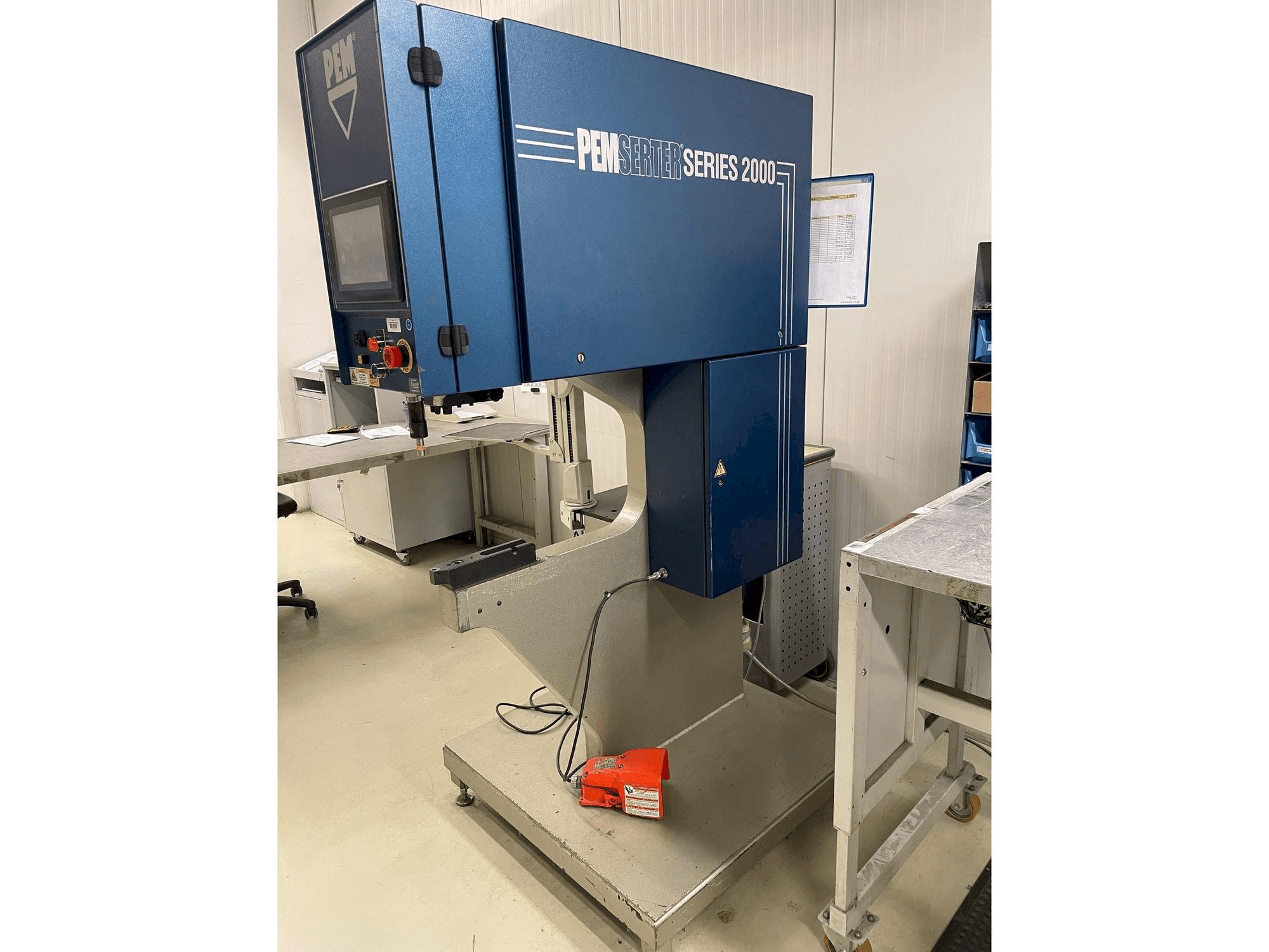 Vue de face de la machine PEM-SERTER Series 2000A