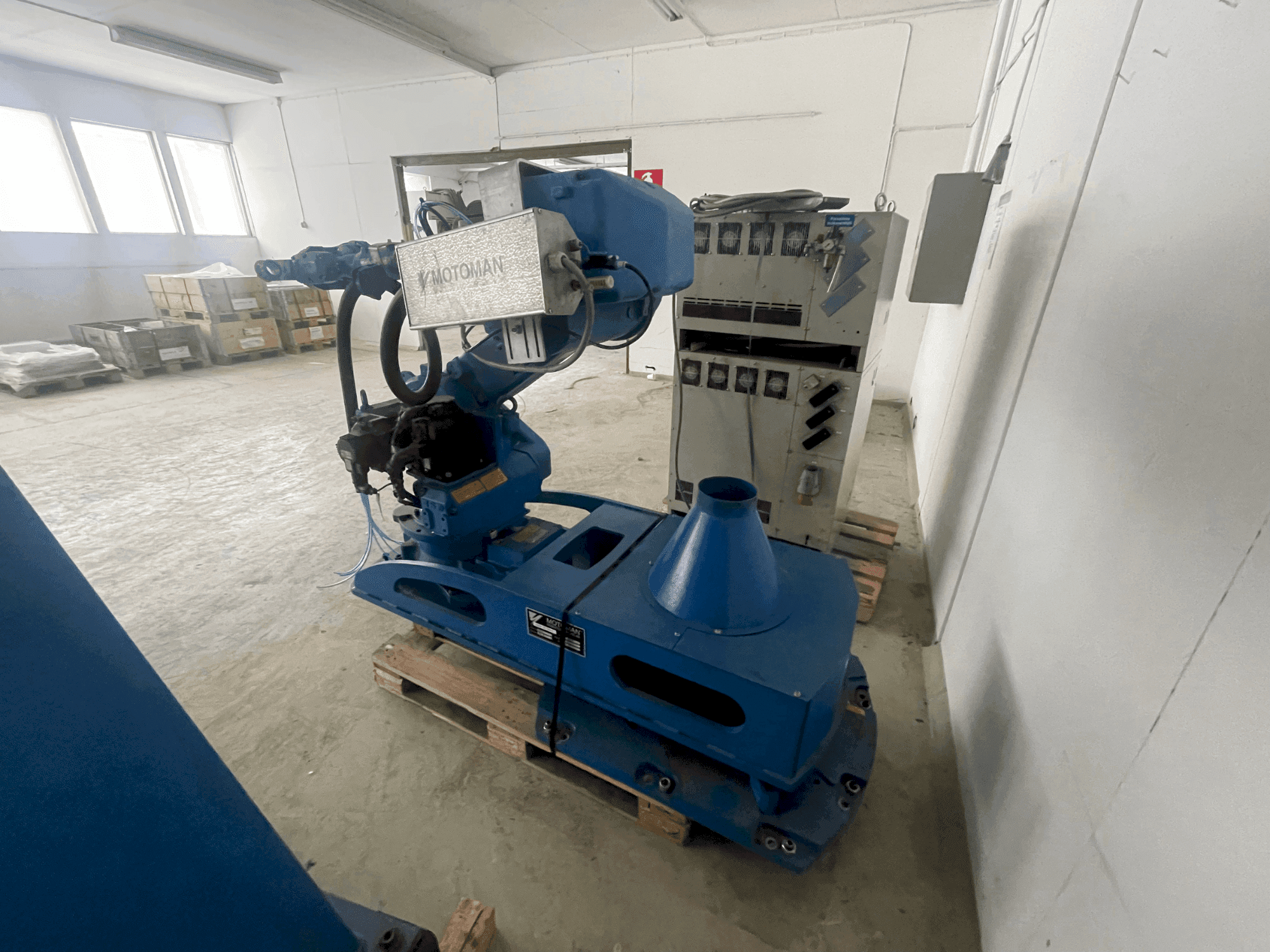 Vue de face de la machine MOTOMAN VST 600 SX