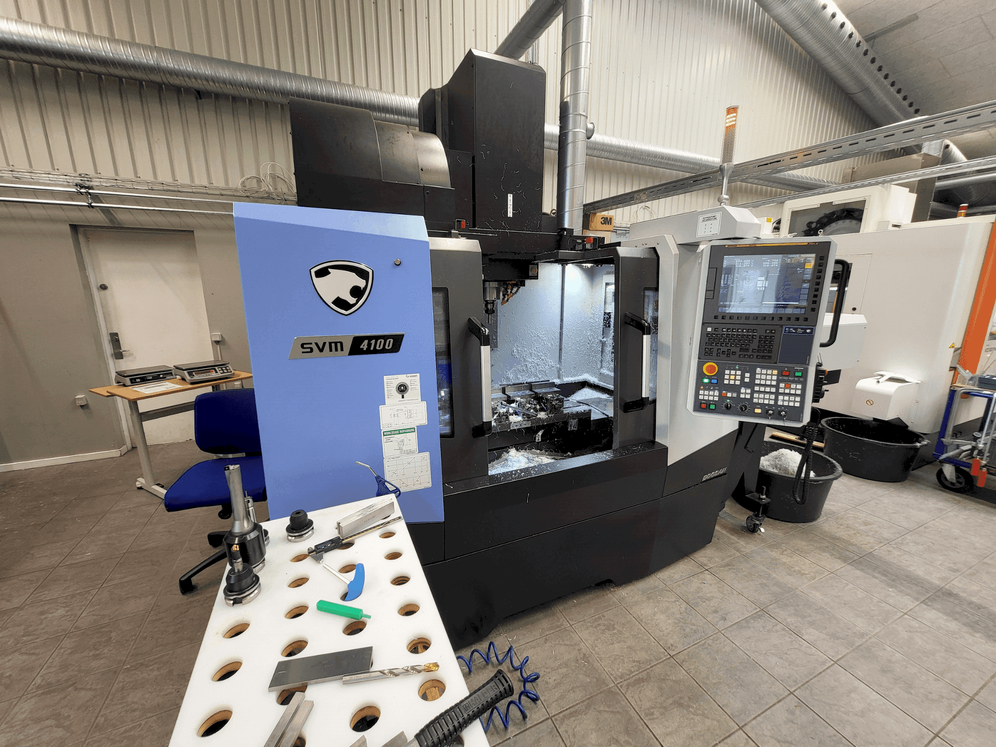 Vue de face de la machine DOOSAN SVM4100