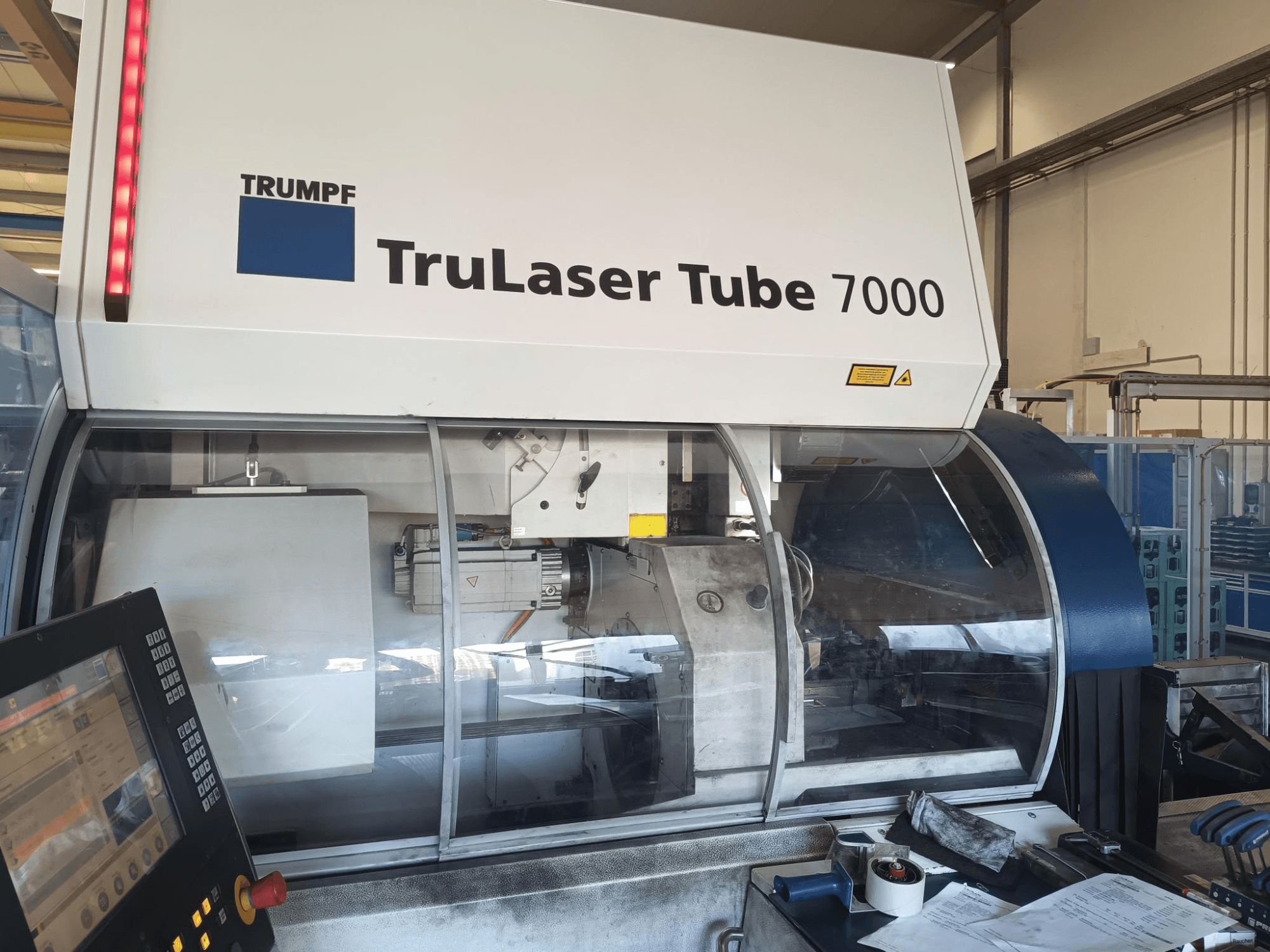 TRUMPF TruLaser Tube 7000, vue frontale de la machine avec le panneau de commande, présentant les fonctions de découpe laser et l'espace de travail.