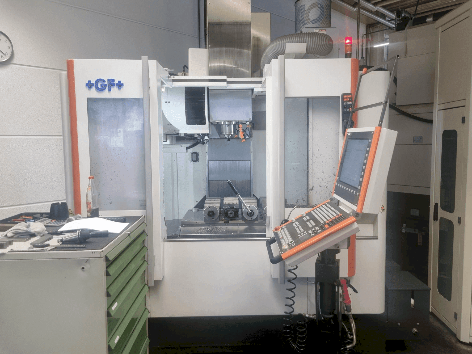 Vue de face de la machine MIKRON VCE 800 Pro