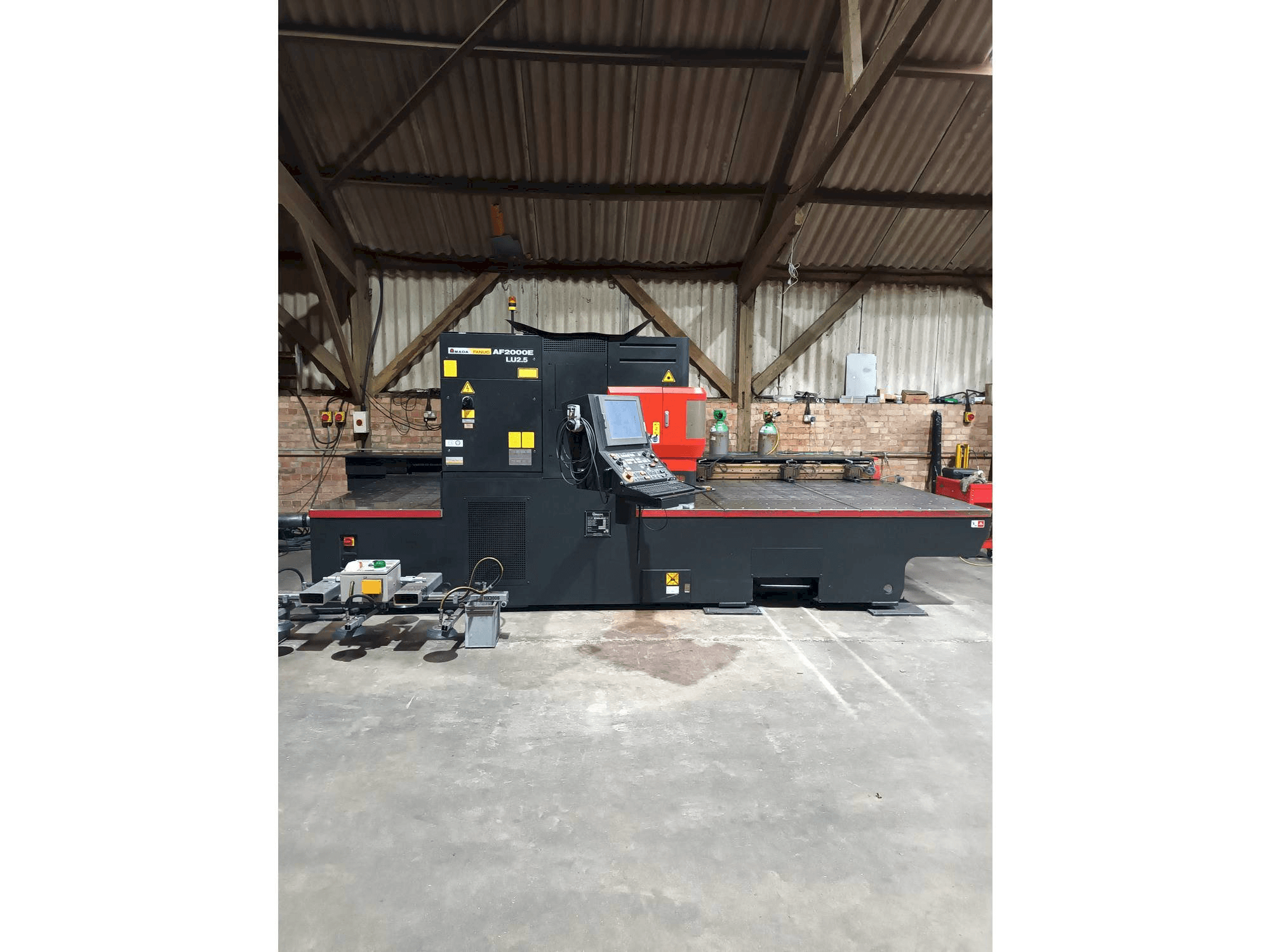 Vue de face de la machine AMADA LC 2415 alpha 4 NT