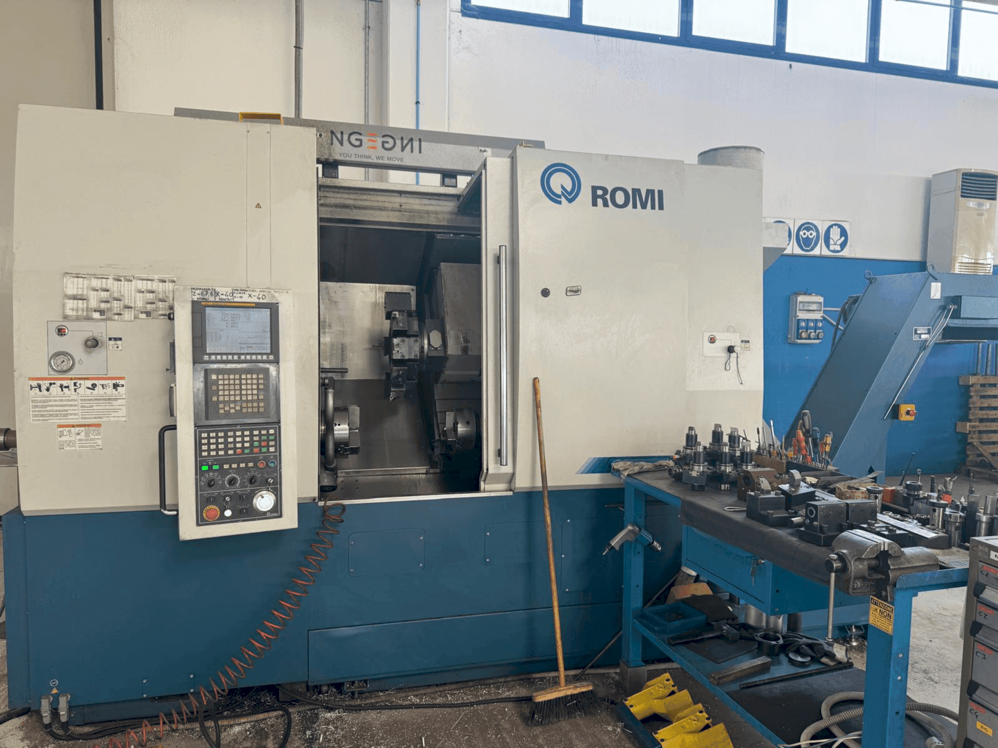 Vue de face de la machine Romi GL 350B