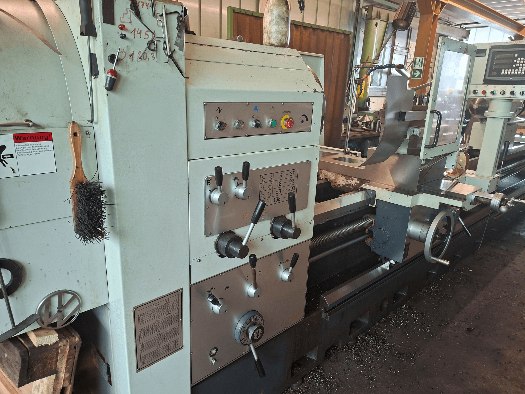 Tour horizontal BV-40160 de la marque « Other », vue de face montrant le panneau de commande, la brosse et la zone de travail des pièces métalliques.