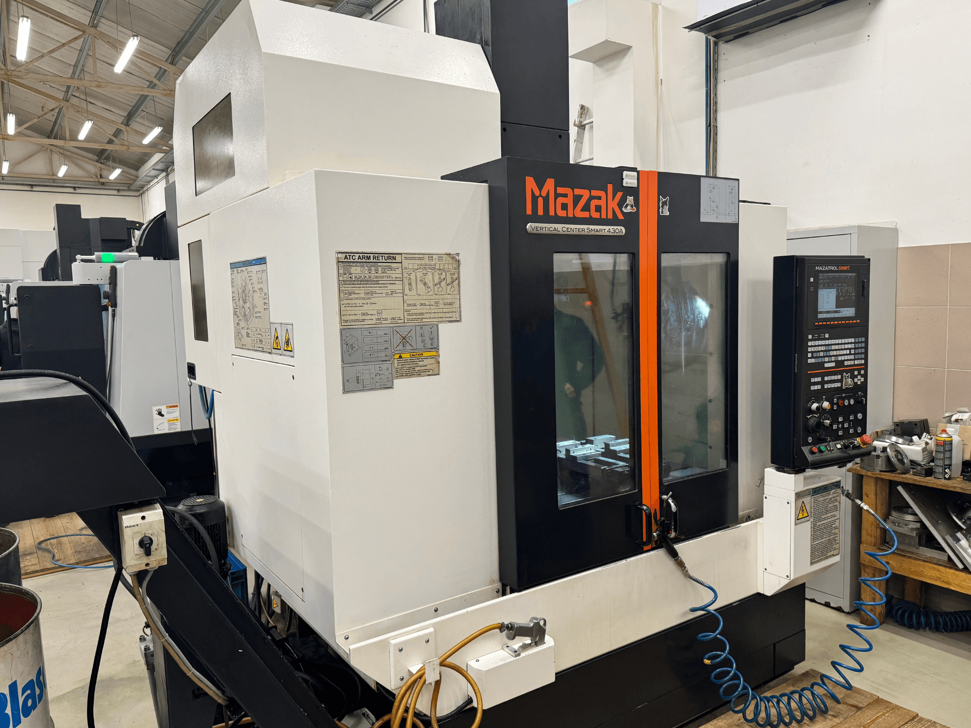 Mazak Vertical Center Smart 430A, vue de face ; fraiseuse CNC avec panneau de commande, boîtier transparent et porte-outil visible.