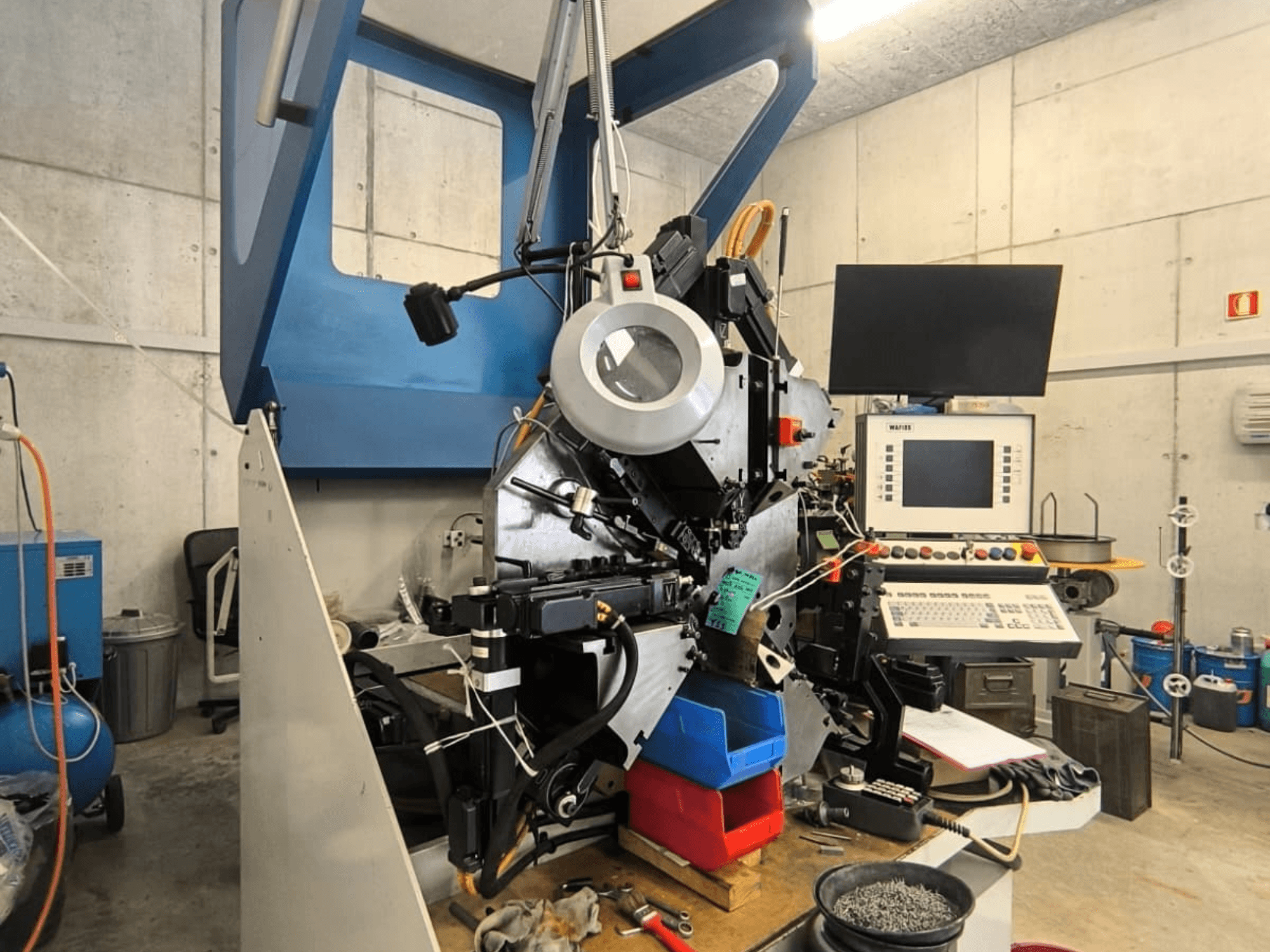 Vue de face de la machine pour tôles WAFIOS Fmu1, mettant en évidence les commandes et les composants, installée dans un atelier industriel.
